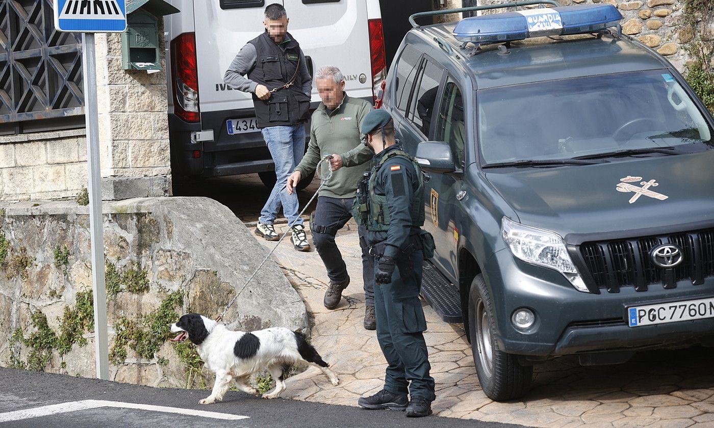 Guardia Zibila joan den asteko operazioan, Bilbon. MIGUEL TOÑA / EFE.