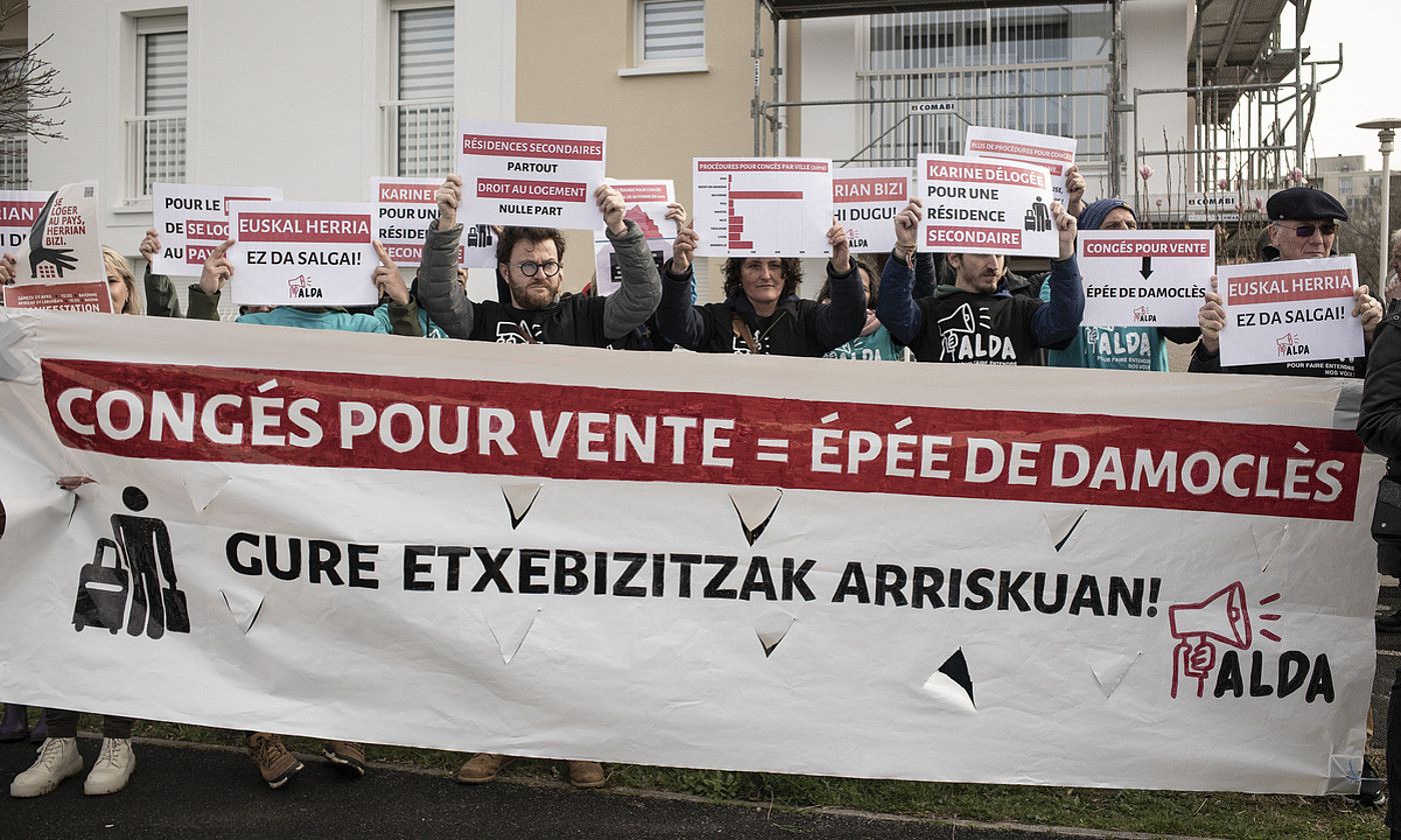 Alda-ko kideak, atzo, Baionan. PATXI BELTZAIZ. Alda-ko kideak, atzo, Baionan. PATXI BELTZAIZ.