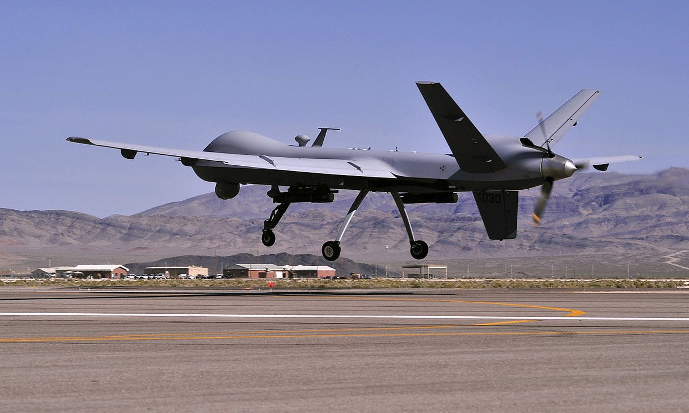 AEBetako armadaren piloturik gabeko MQ-9 drone bat, Nevada (AEB) estatuko base militar batean, 2014an. EFE. AEBetako armadaren piloturik gabeko MQ-9 drone bat, Nevada (AEB) estatuko base militar batean, 2014an. EFE.