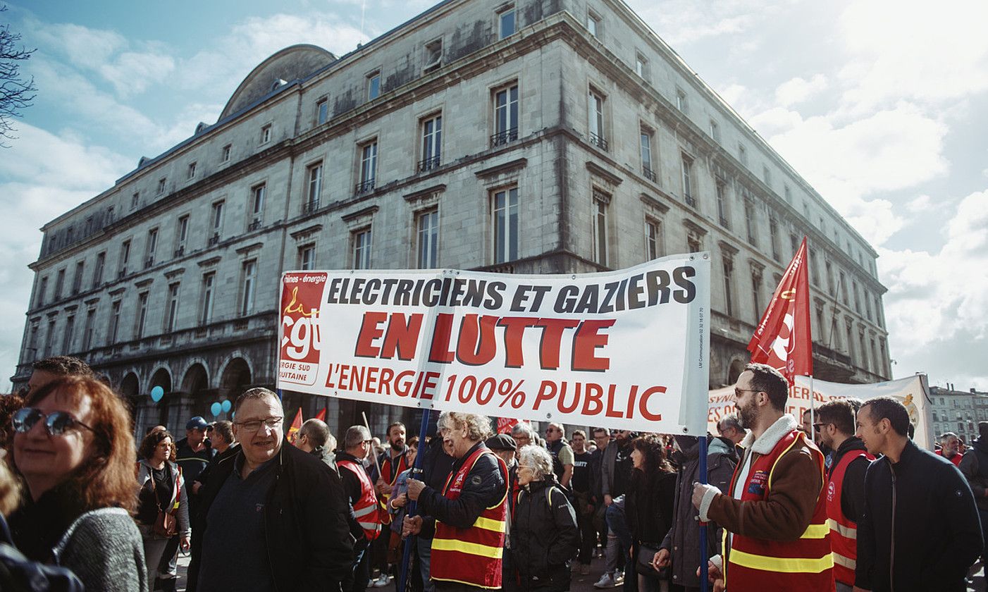 Baionako karriketan atzo goizean egindako manifestazioa. Gaur ere protesta eginen dute, suprefeturan. GUILLAUME FAUVEAU. Baionako karriketan atzo goizean egindako manifestazioa. Gaur ere protesta eginen dute, suprefeturan. GUILLAUME FAUVEAU.