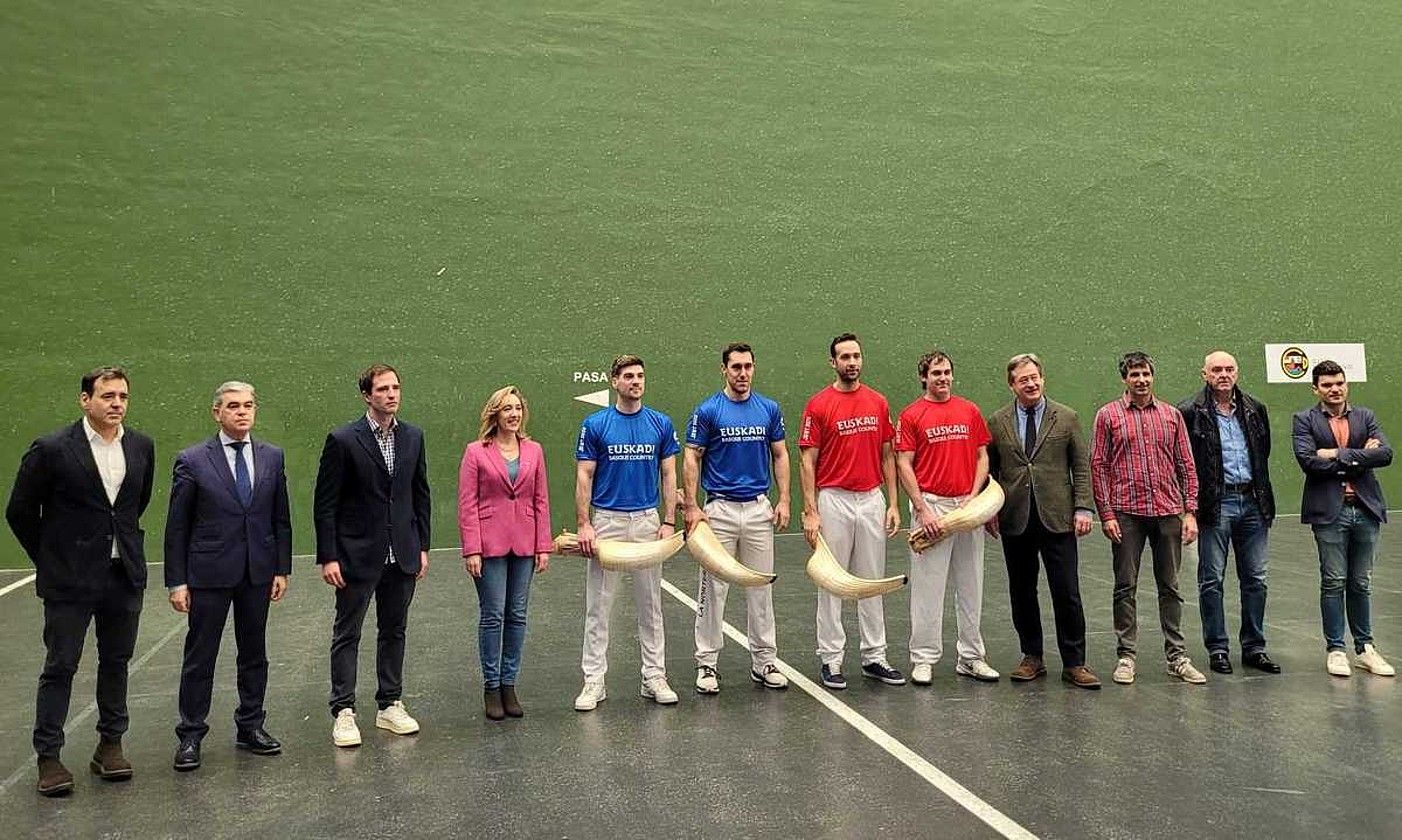 Jai Alai World Tourraren aurkezpena, atzo, Bilboko Deportivo pilotalekuan. MUNDUKO PILOTA BATZARRA.