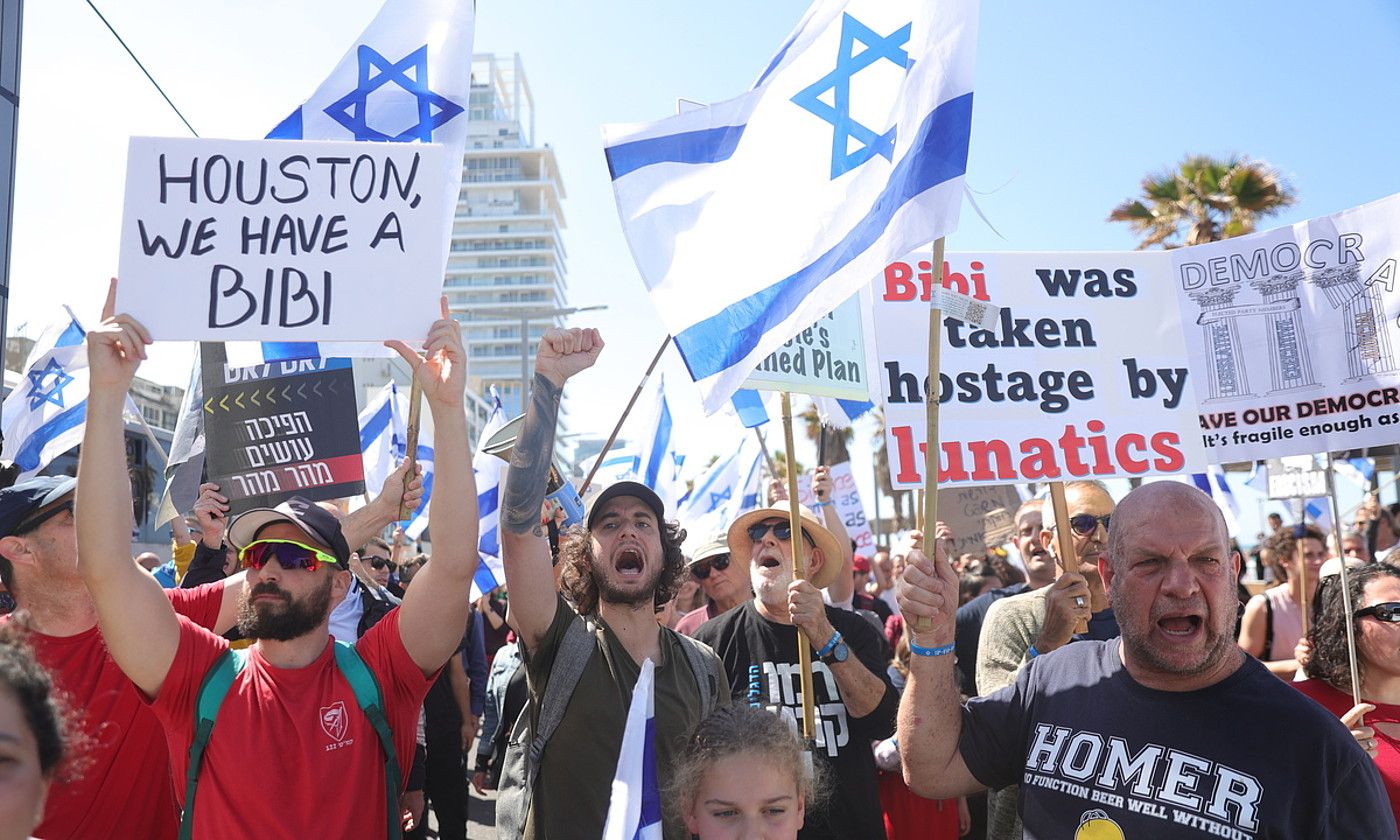 Gobernu koalizioak egin nahi duen botere judizialaren erreformaren aurkako protesta, Tel Aviven, atzo. ABRIR SULTAN / EFE.