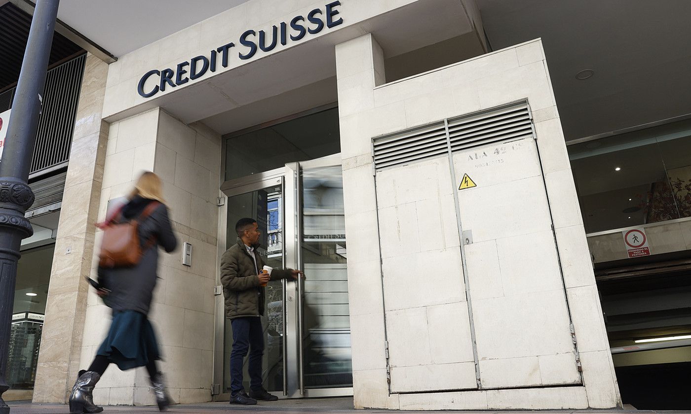 Credit Suisseren bezero batzuk, Madrilen duen bulegoan. UAN CARLOS HIDALGO / EFE.