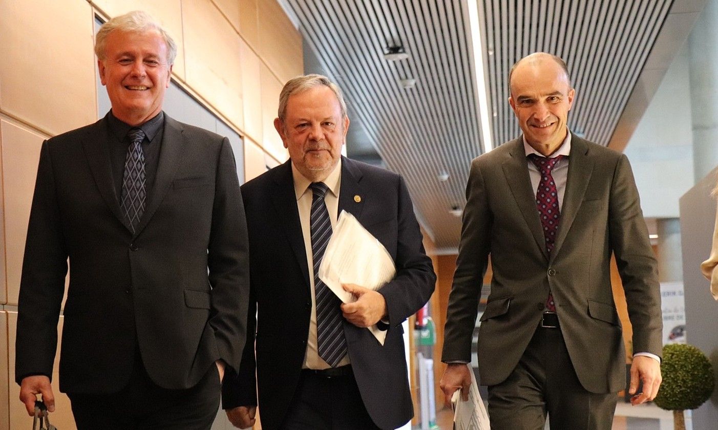 Pedro Azpiazu sailburua, erdian, bere departamentuko arduradunekin, atzo. IREKIA. Pedro Azpiazu sailburua, erdian, bere departamentuko arduradunekin, atzo. IREKIA.