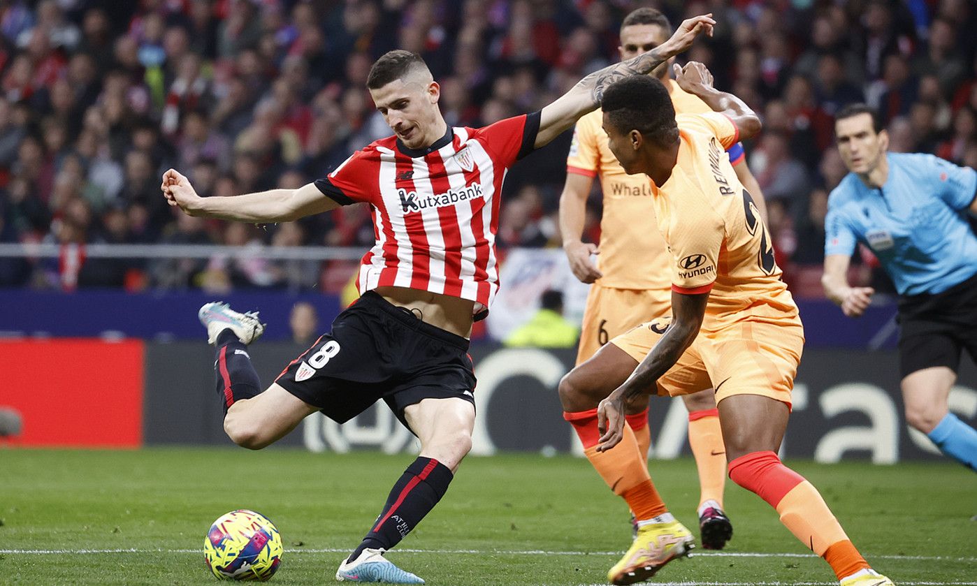 Oihan Sancet, jaurtitzeko prest, Atletico Madrilen aurka. JUAN CARLOS HIDALGO / EFE.