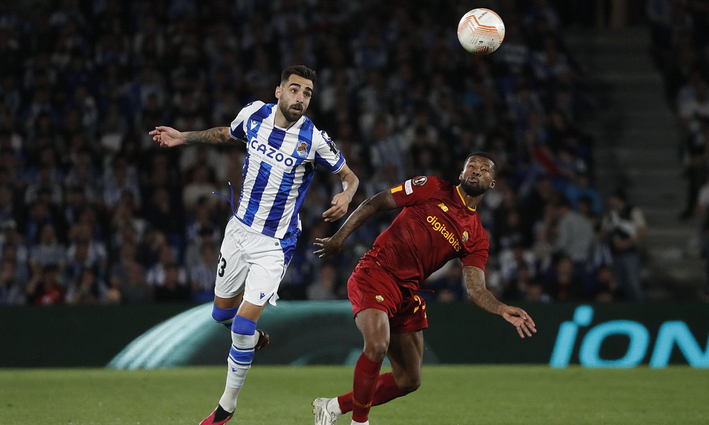 Realeko Brais Mendez eta Erromako Georginio Wijnaldum baloia buruz jo nahirik. JAVIER ETXEZARRETA / EFE. Realeko Brais Mendez eta Erromako Georginio Wijnaldum baloia buruz jo nahirik. JAVIER ETXEZARRETA / EFE.