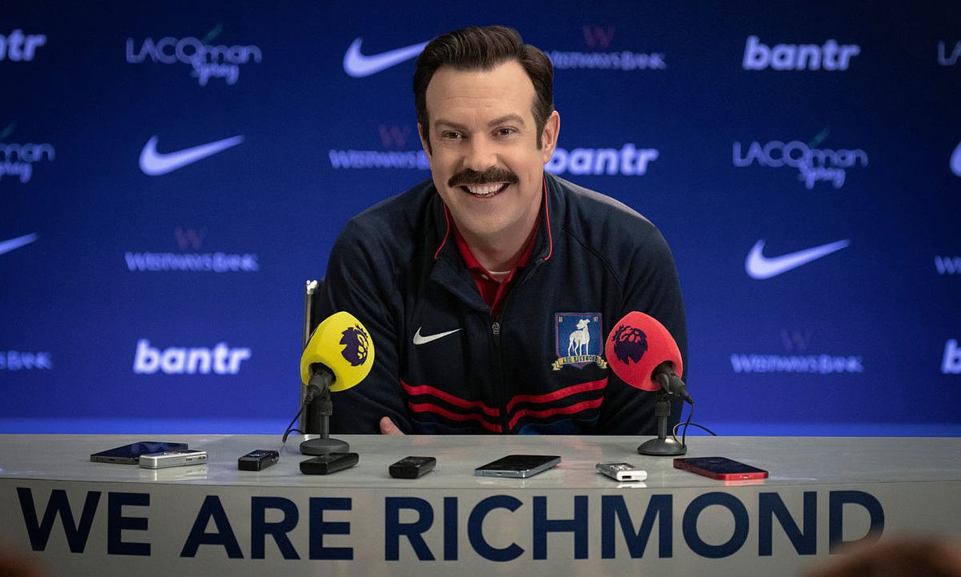 Ted Lasso futbol giroko komedia azken denboraldira heldu da. APPLE TV PLUS. Ted Lasso futbol giroko komedia azken denboraldira heldu da. APPLE TV PLUS.