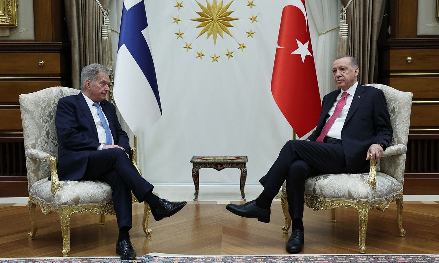 Sauli Niinisto Finlandiako presidentea eta Recep Tayyip Erdogan Turkiakoa, atzo, Ankaran. MURAT CETIN MUHURDAR / EFE. Sauli Niinisto Finlandiako presidentea eta Recep Tayyip Erdogan Turkiakoa, atzo, Ankaran. MURAT CETIN MUHURDAR / EFE.