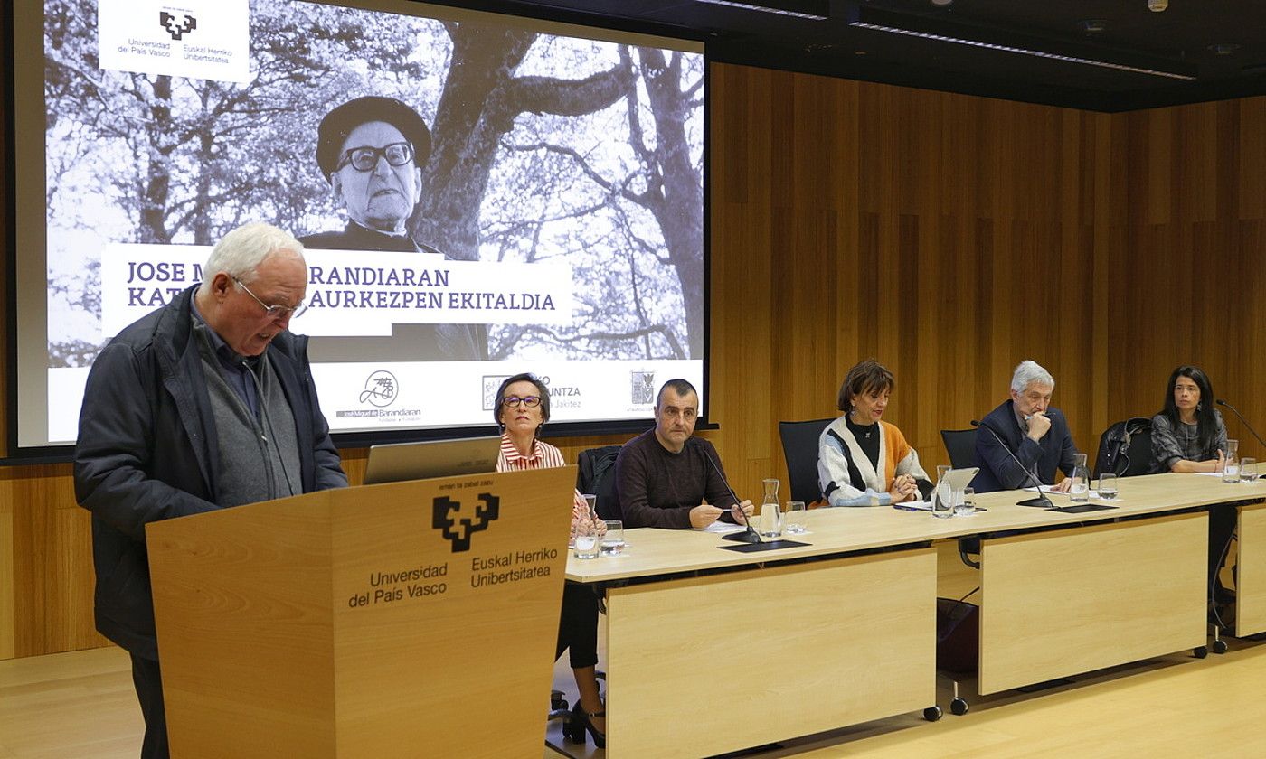 Jose Antonio Mugika zuzendaria hizketan, katedraren sorreran parte hartu duten erakundeetako ordezkarien aldamenean, atzo, Donostian. MAIALEN ANDRES / FOKU.