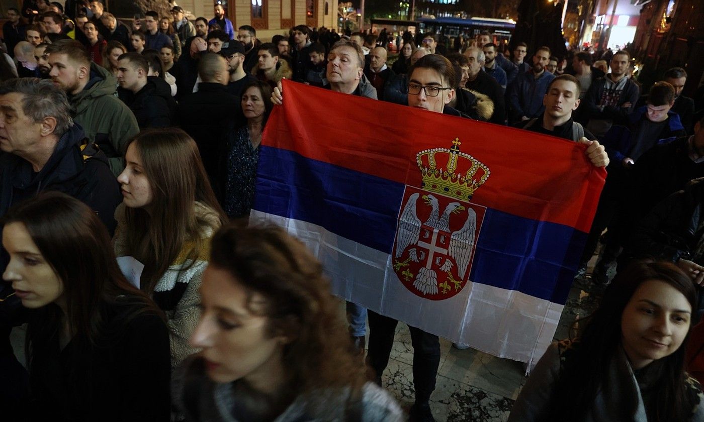 Serbiar nazionalistak, joan den astean Vucicen aurka egindako manifestazio batean, Belgraden. ANDREJ CUKIC / EFE.