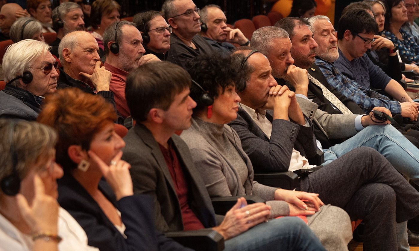 Atzo Iruñean egindako jardunaldiak parte hartze politiko zabala izan zuen. Tartean izan ziren Unai Hualde parlamentuko ordezkaria eta Martin Zabalza Bake eta Bizikidetza zuzendaria. JAGOBA MATEROLA /FOKU.