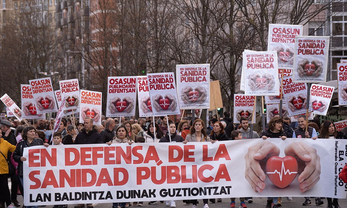 Atzo, osasun publikoaren defentsan egindako manifestazioaren hasiera, Iruñeko Donibane auzoan. JAGOBA MANTEROLA/ FOKU.