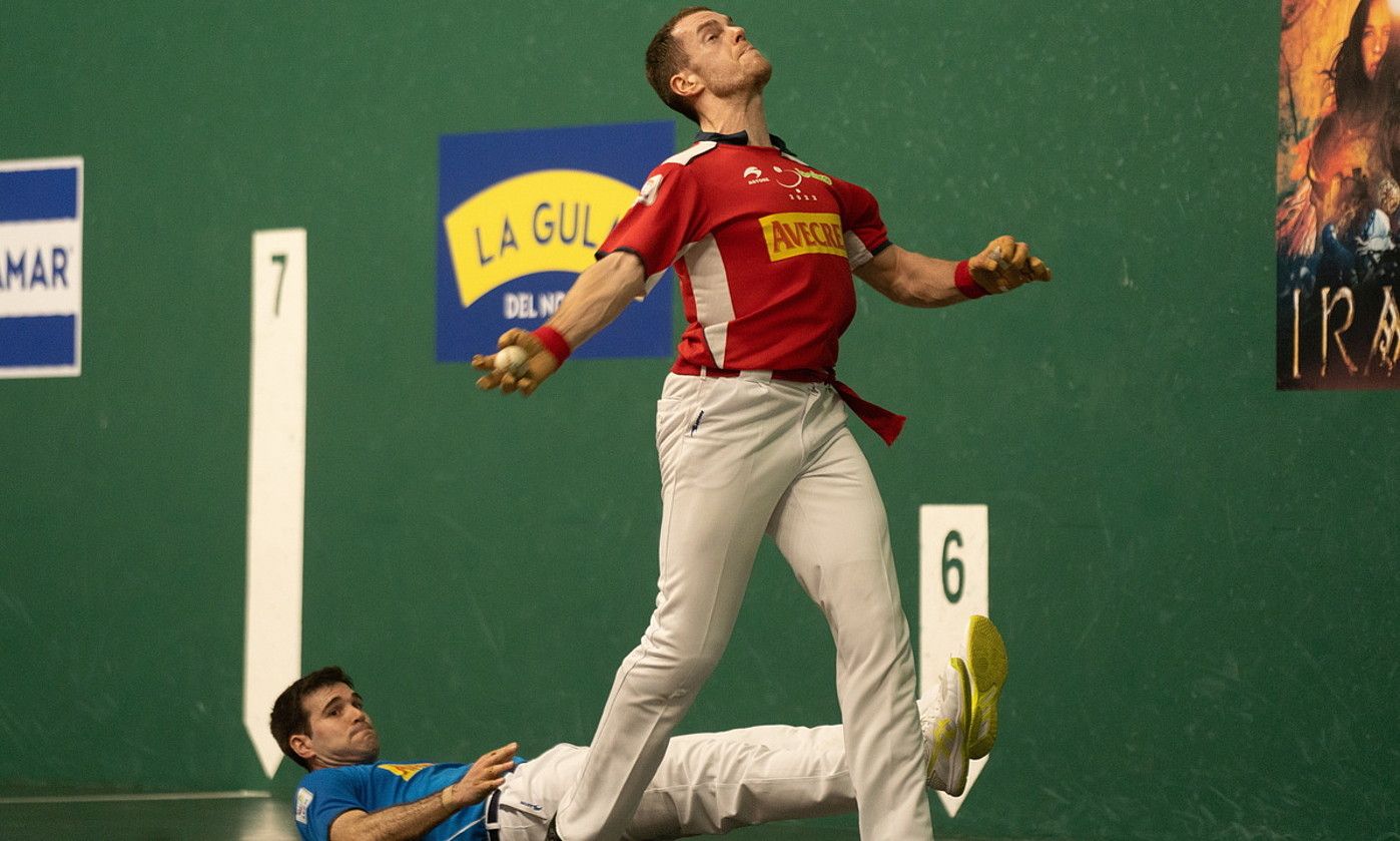 Unai Laso, pilota eskuinez gogor astintzen, eta Jose Javier Zabaleta lurrean, atzo, Labriten jokatutako partidan. JAGOBA MANTEROLA / FOKU.