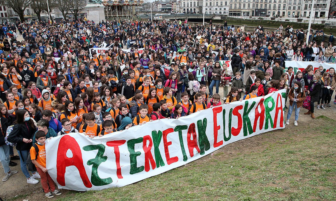 Azterketak euskaraz egiteko eskubidea aldarrikatuz Seaskako ikasleek egindako protesta bat, Baionan. BON EDME.