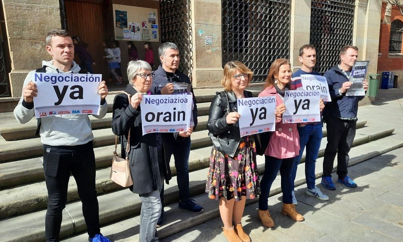 Sindikatu guztietako ordezkariek atzo egindako agerraldia, Iruñean. LAB.