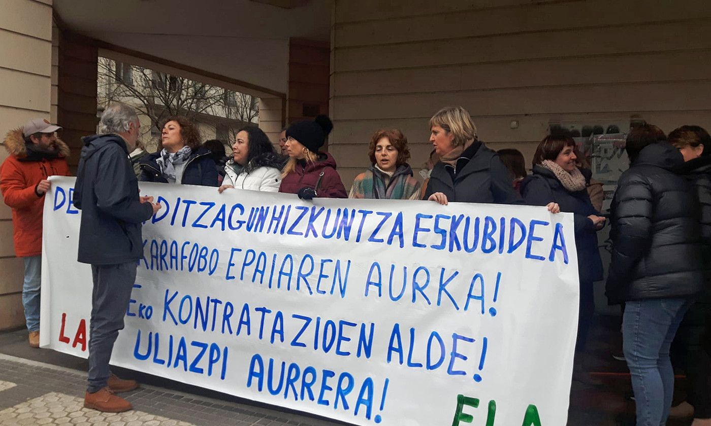 Uliazpi fundazioko langileen elkarretaratzea, epaia salatzeko. BERRIA. Uliazpi fundazioko langileen elkarretaratzea, epaia salatzeko. BERRIA.