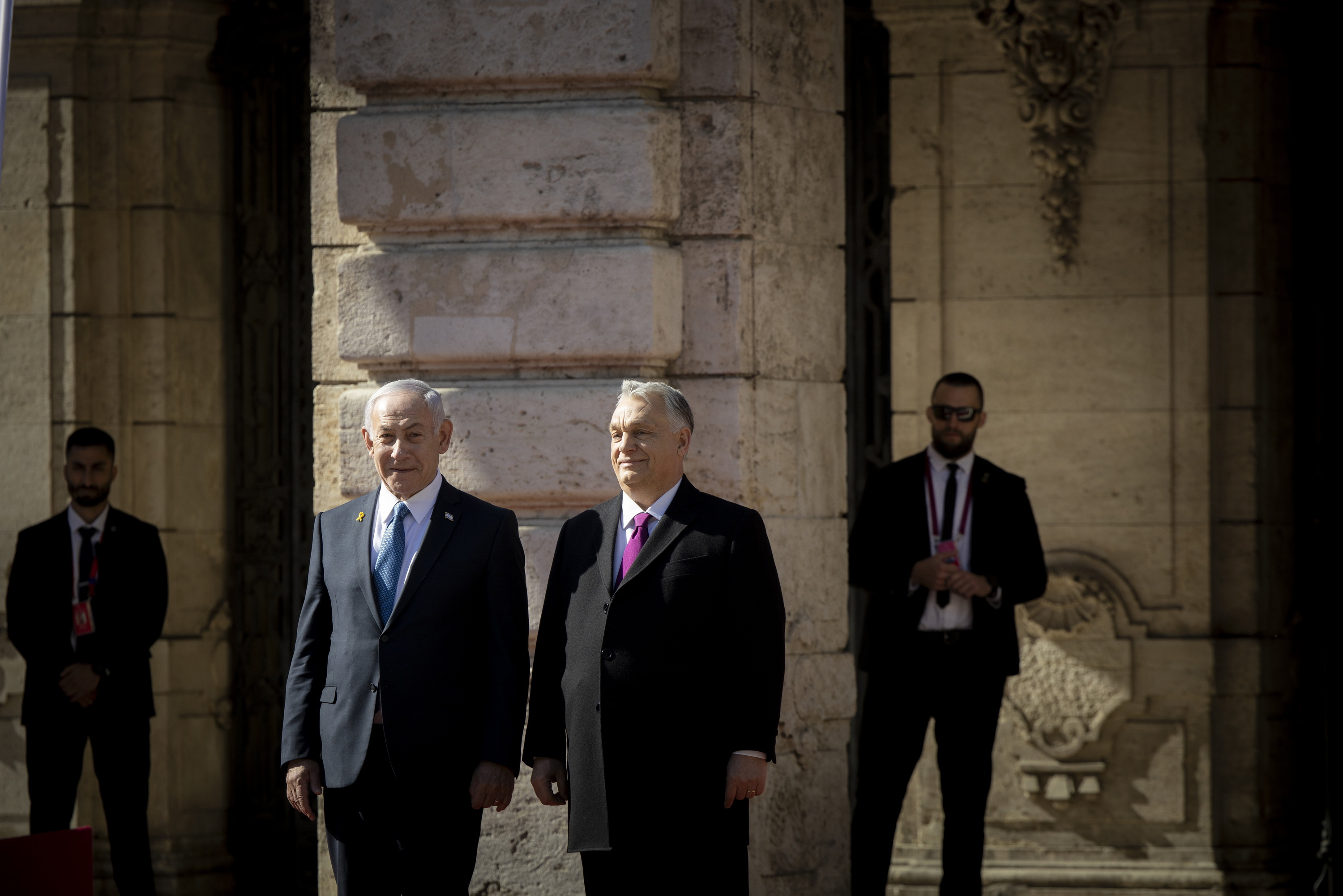Benjamin Netanyahu eta Viktor Orban Israelgo eta Hungariako lehen ministroak, hurrenez hurren, Budapesteko Buda gazteluan, gaur. ZOLTAN FISCHER/EFE