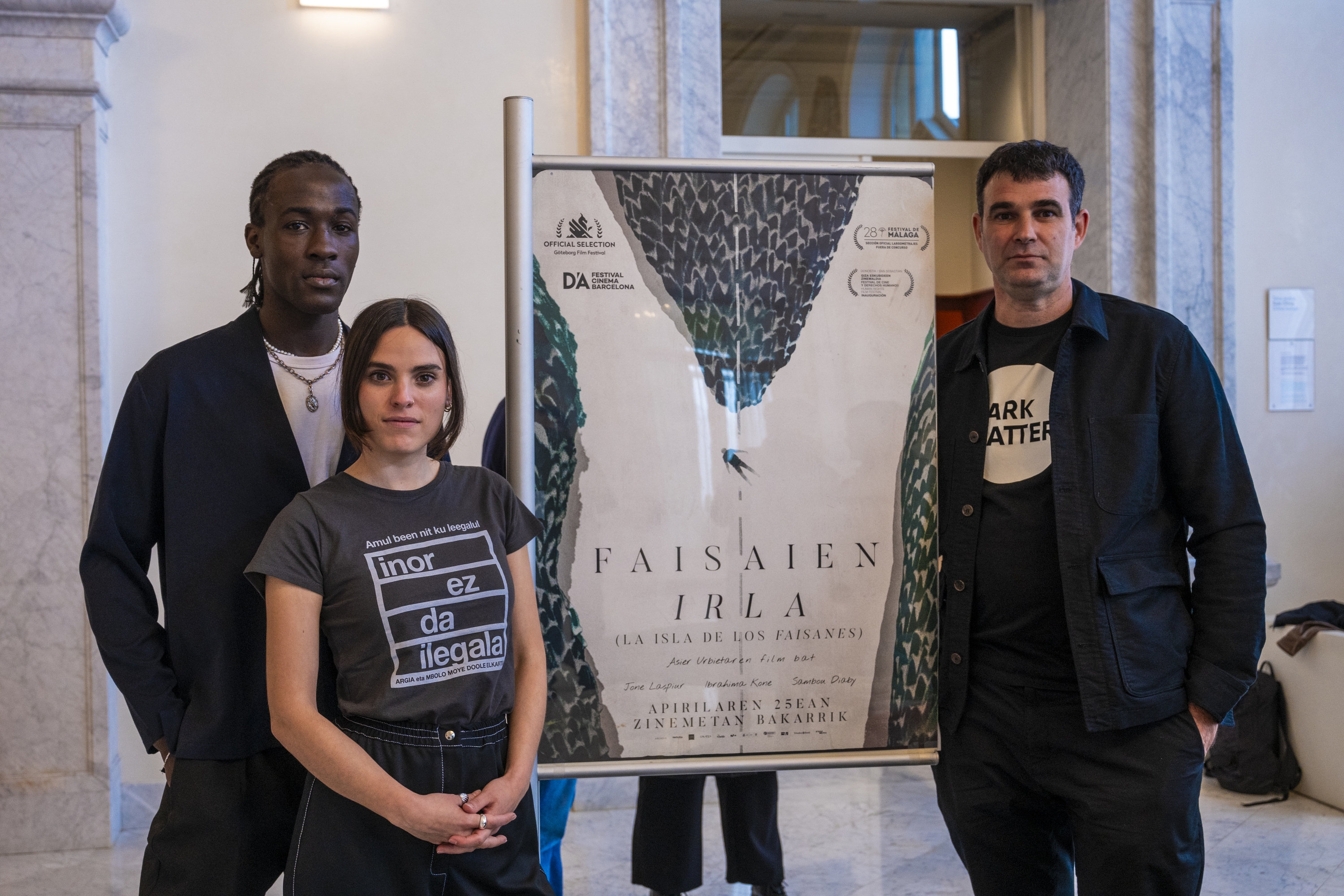 Sambou Diaby eta Jone Laspiur aktoreak, eta Asier Urbieta zinemagilea, atzo, Donostian. GORKA RUBIO / FOKU