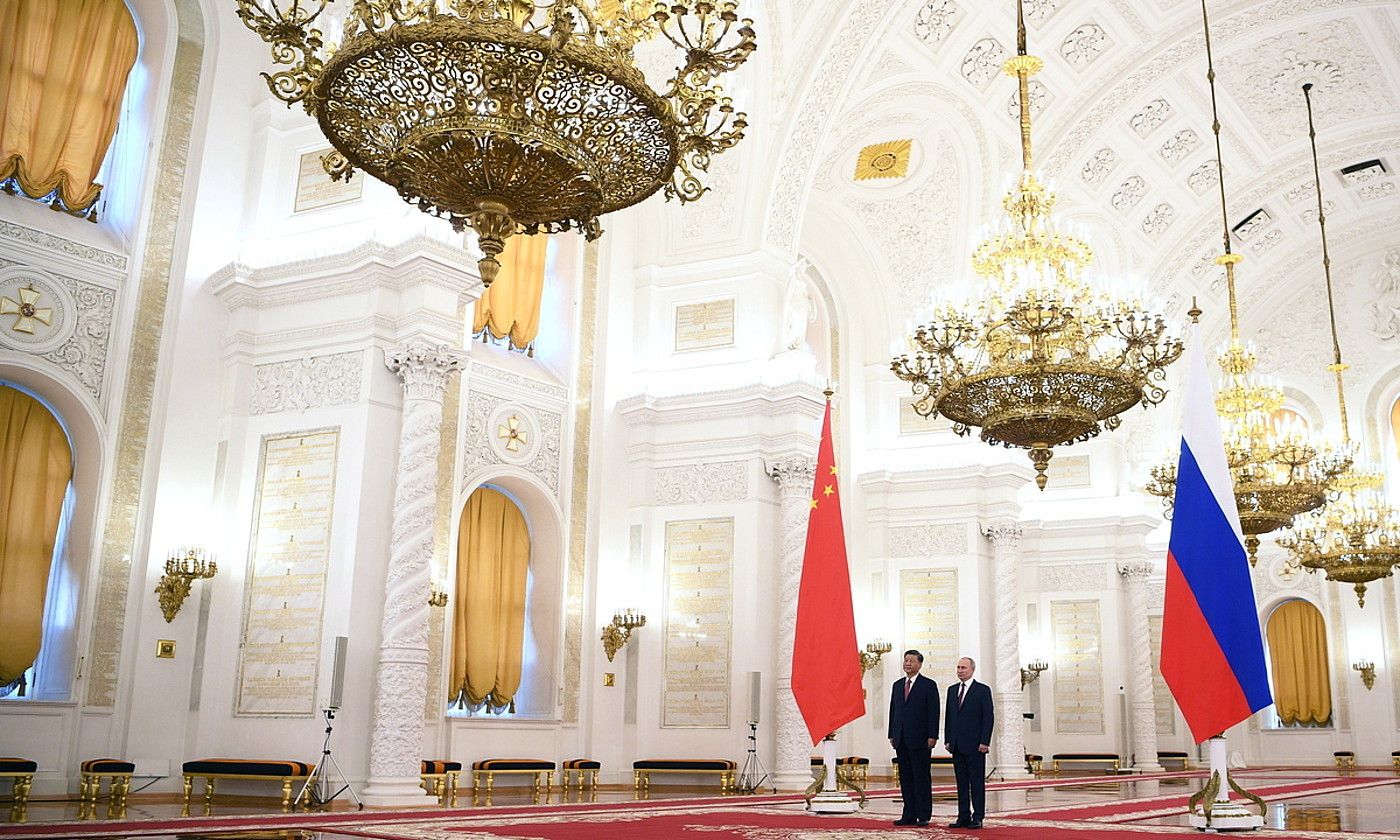 Bazkide estrategikoak. Xi Jinping eta Vladimir Putin argazkiaren erdian, atzo Kremlinen egin zuten bilera hasi aurretik. PAVEL BIRKIN / EFE.