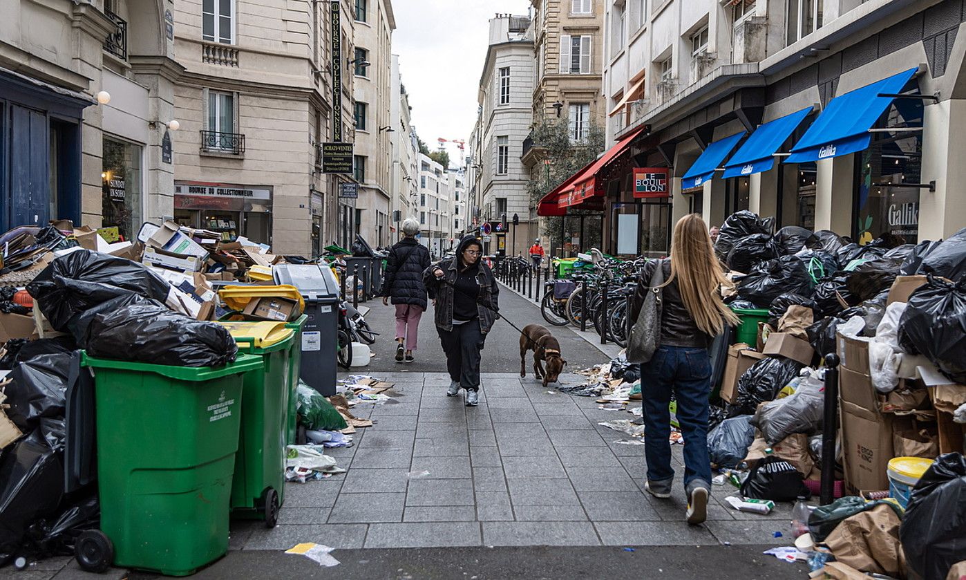 Parisko kaleak zaborrez beteta, biltzaileak greban baitaude pentsioen erreformaren aurka. CHRISTOPHE PETIT TESON / EFE.