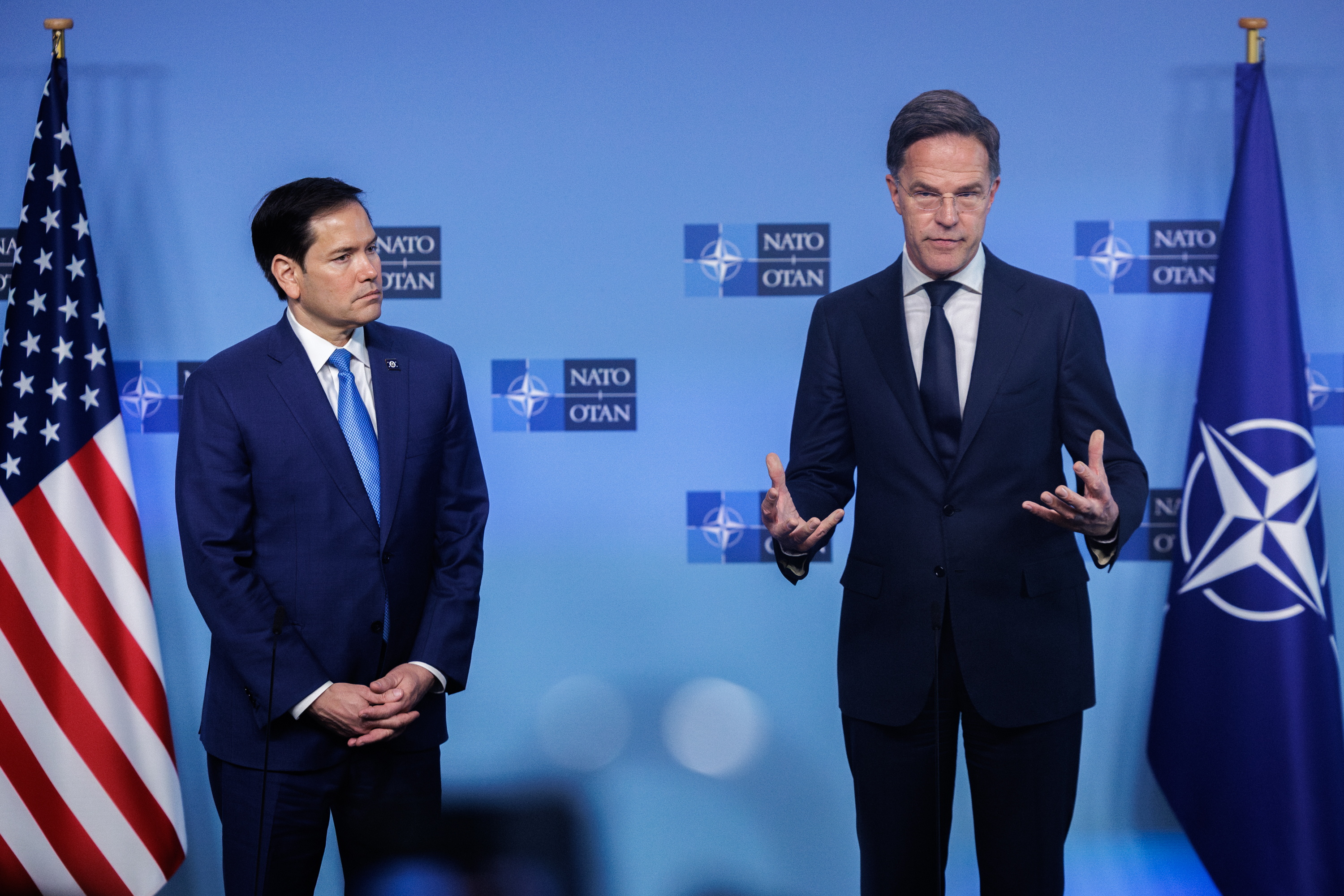 AEBetako Estatu idazkari Marco Rubio eta NATOko idazkari nagusi Mark Rutte, gaur, Bruselan. OLIVIER MATTHYS / EFE