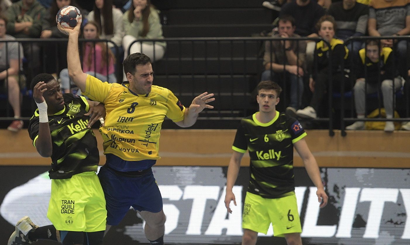 Ander Ugarte, jaurtitzen, atzo, Artalekun jokatutako partidan. JON URBE / FOKU. Ander Ugarte, jaurtitzen, atzo, Artalekun jokatutako partidan. JON URBE / FOKU.