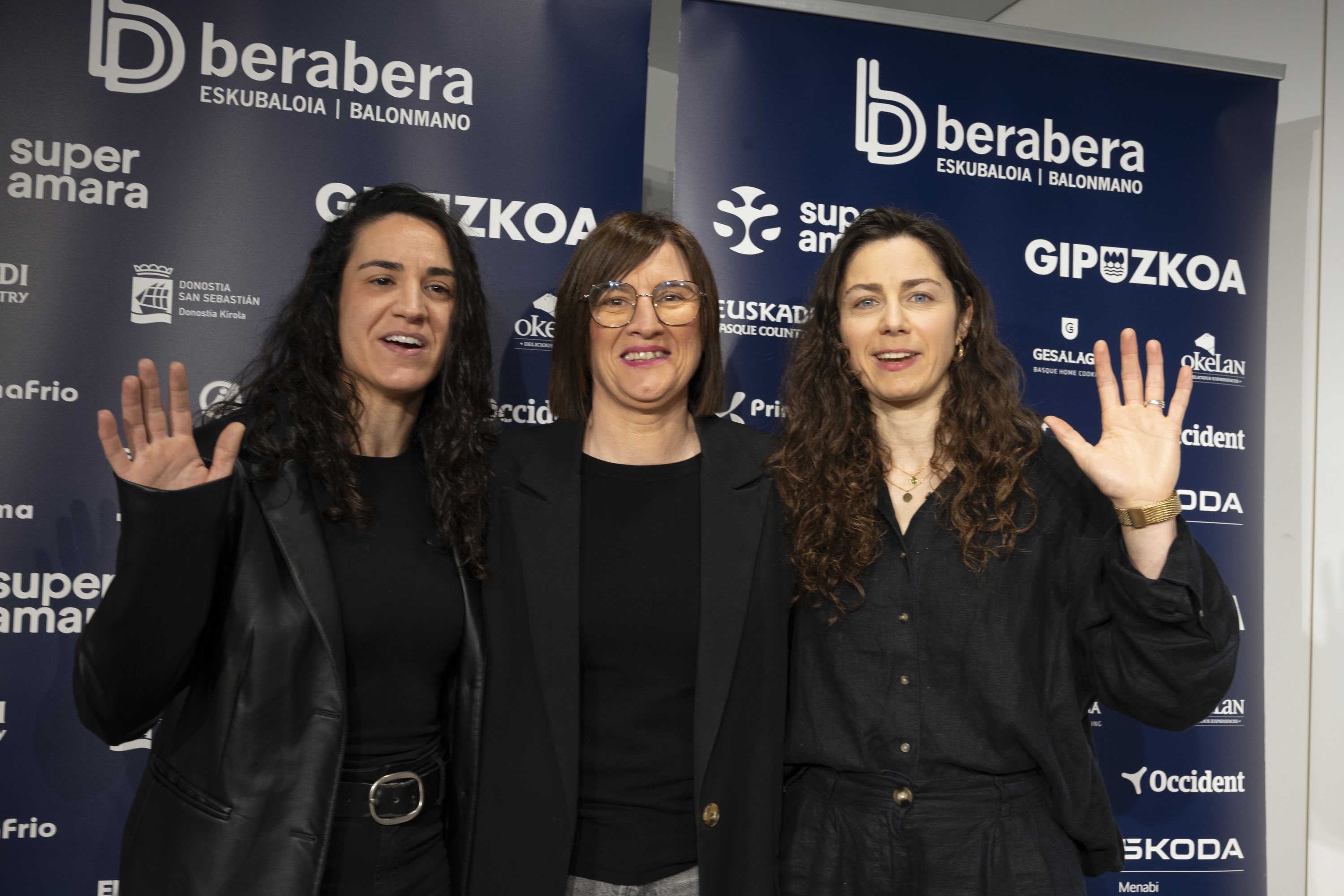 Esther Arrojeria, Tati Garmendia eta Alba Menendez, gaur, bi kapitainen erretiroa jakinarazteko agerraldian. GORKA RUBIO / FOKU