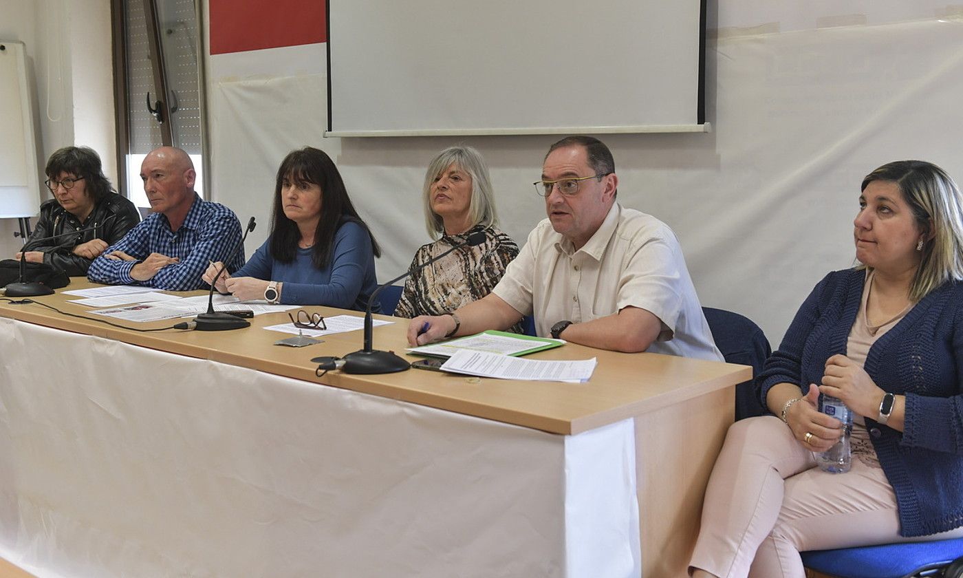 SAE, ELA eta CCOO sindikatuetako ordezkariak, atzo, CCOOren Iruñeko egoitzan, mobilizazioen berri ematen. IDOIA ZABALETA / FOKU. SAE, ELA eta CCOO sindikatuetako ordezkariak, atzo, CCOOren Iruñeko egoitzan, mobilizazioen berri ematen. IDOIA ZABALETA / FOKU.