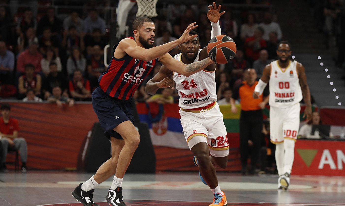 Darius Thompson eta Yakuba Ouattara baloia heldu nahian. DAVID AGUILAR / EFE. Darius Thompson eta Yakuba Ouattara baloia heldu nahian. DAVID AGUILAR / EFE.