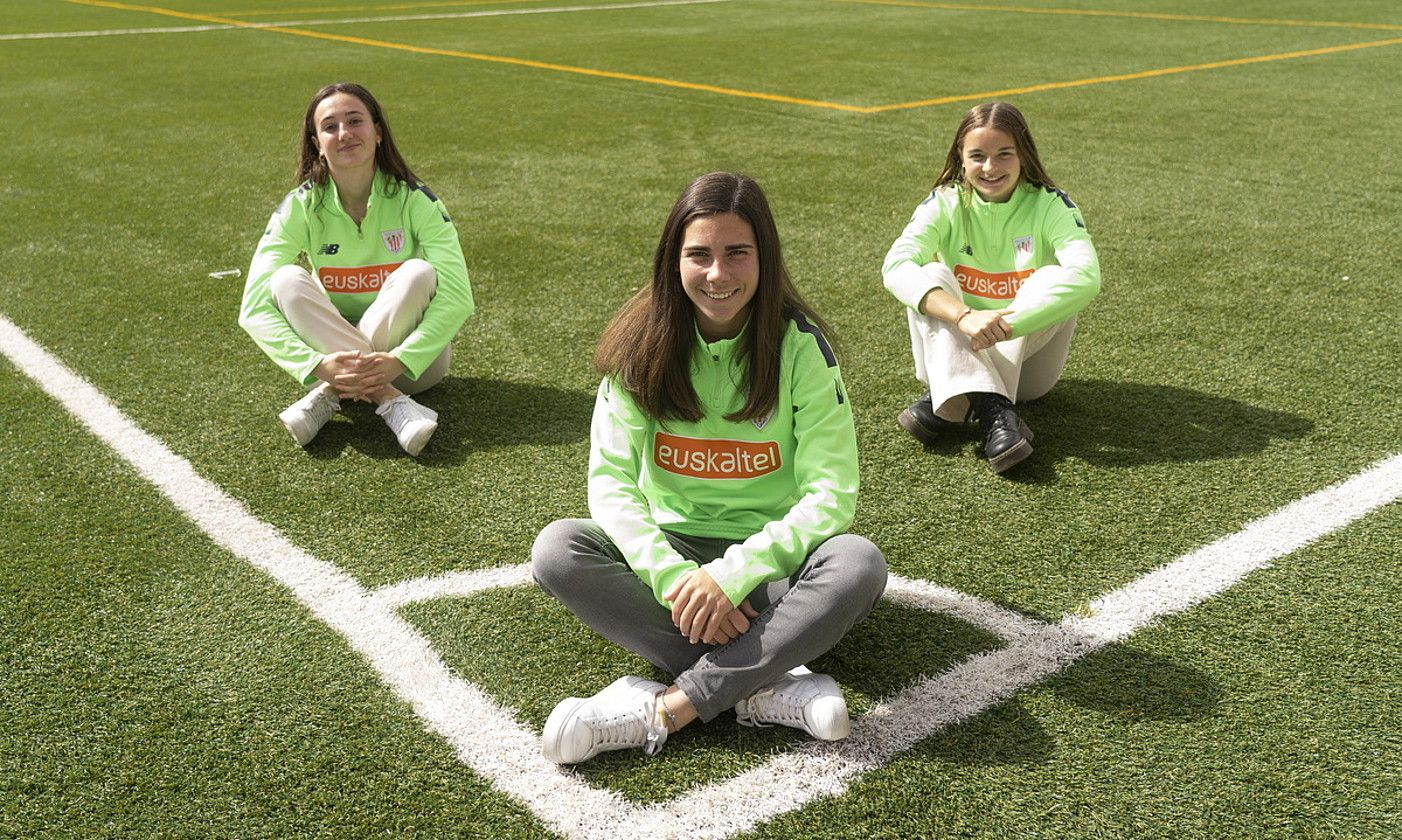 Aurrean, Ane Elexpuru; atzean, ezker-eskuin, Jone Amezaga eta Sara Ortega. MARISOL RAMIREZ / FOKU.