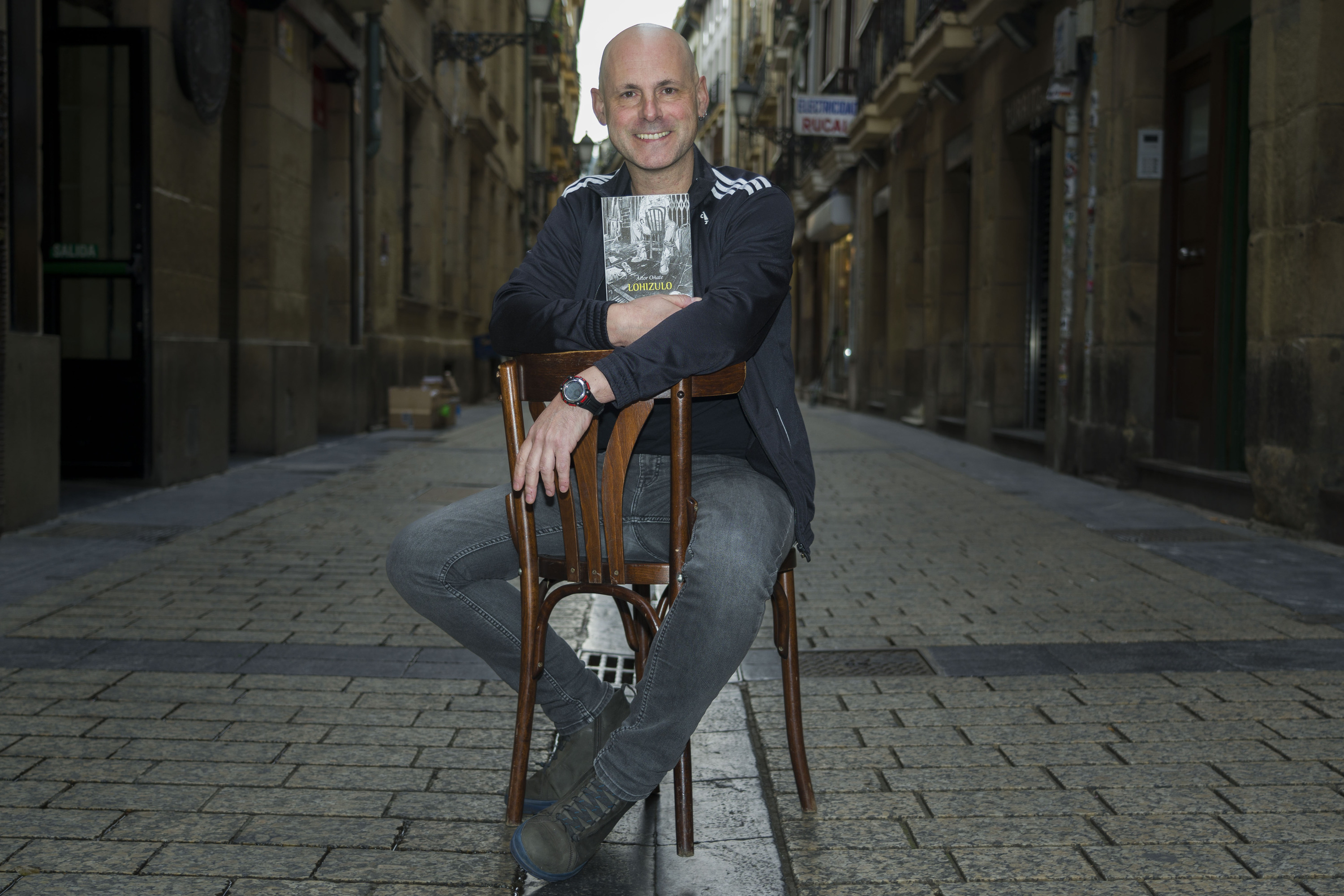 Aitor Oñate idazlea, Donostiako Parte Zaharrean. JON URBE / FOKU