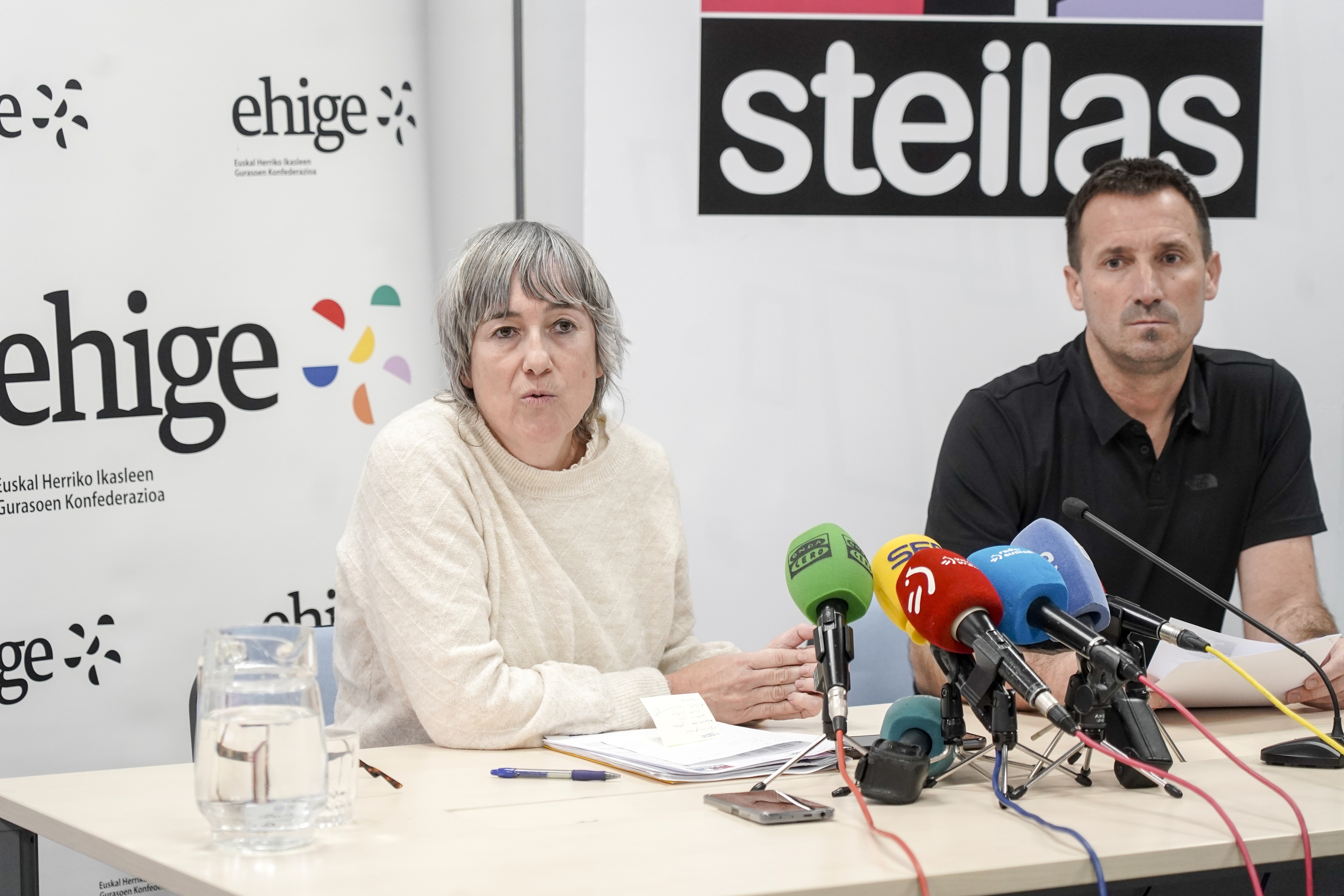 EHIGEren eta Steilasen agerraldia, Hezkuntza dekretua baliogabetu ostean, balorazioa egiteko agerraldian. MARISOL RAMIREZ / FOKU 