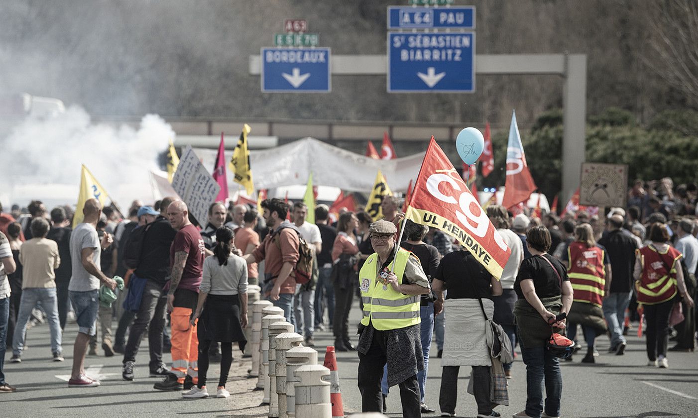 Manifestariak Baiona iparraldeko autobidearen sarreran, atzo goizean. PATXI BELTZAIZ.