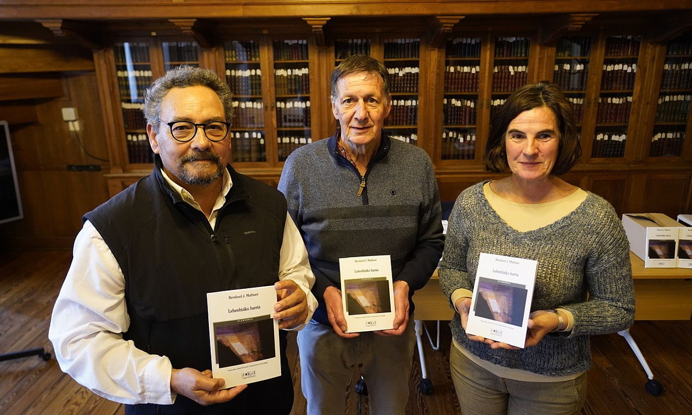 Fito Rodriguez, Arantzazu Martinez eta Bernard J. Mathiuet Lehenbiziko harria eleberriaren aurkezpenean, Donostian. GORKA RUBIO/ FOKU.