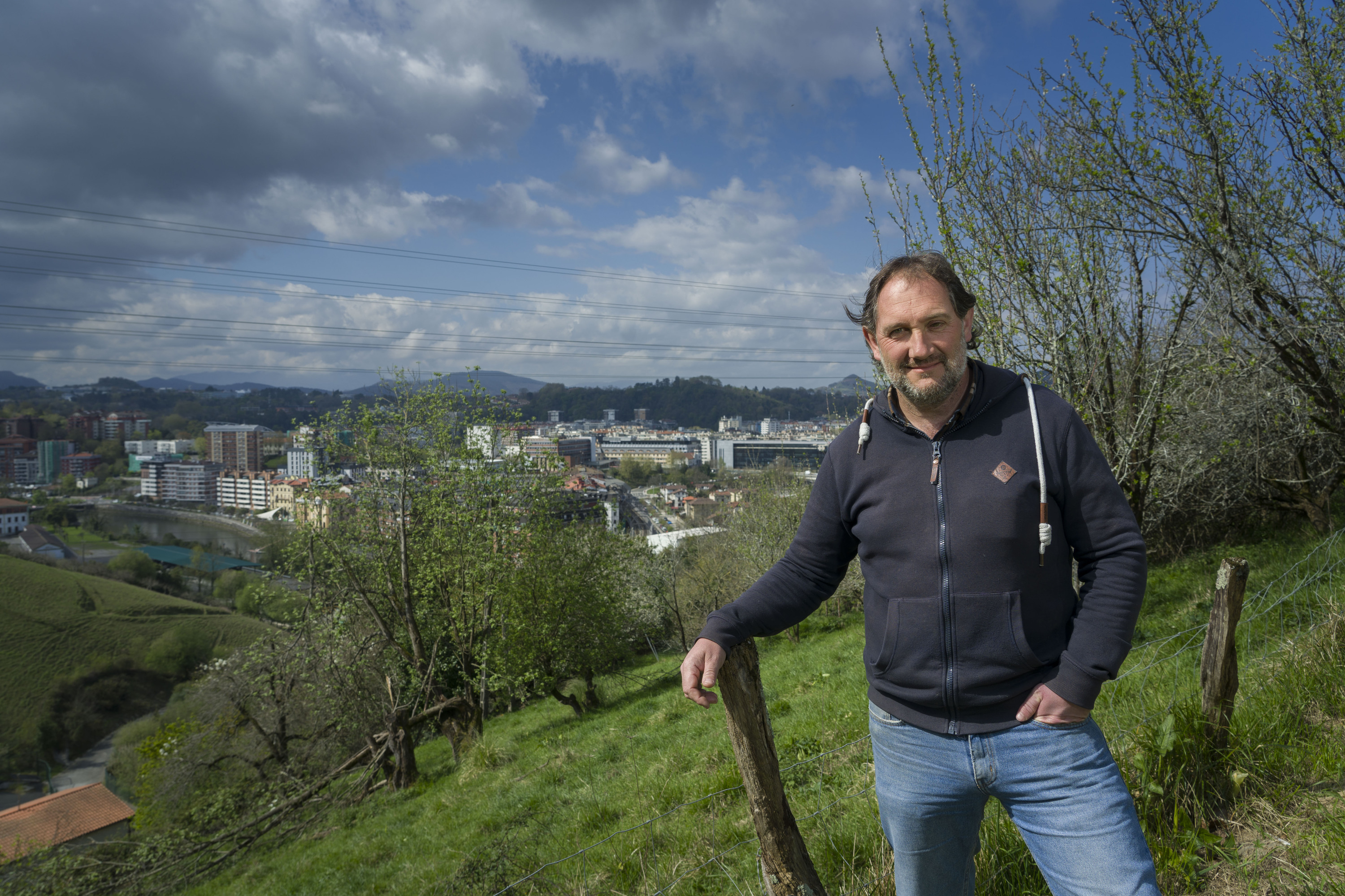 Joxerra Mikeo, aste honetan, Donostiako Egia auzoko Etxetxo baserriko lurretan. Atzean ditu Loiola, Loiolako Erribera eta Amara Berri auzoak. JON URBE / FOKU