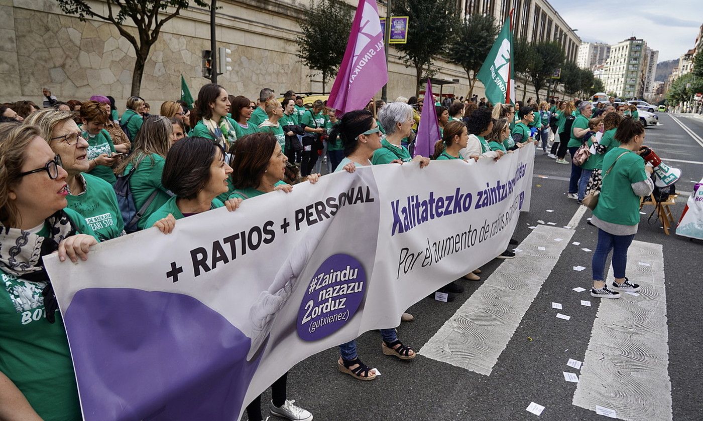 Bilboko Hurtado Ametzaga kalea itxi zuten grebalariek atzo goizean. MONIKA DEL VALLE/ FOKU. Bilboko Hurtado Ametzaga kalea itxi zuten grebalariek atzo goizean. MONIKA DEL VALLE/ FOKU.