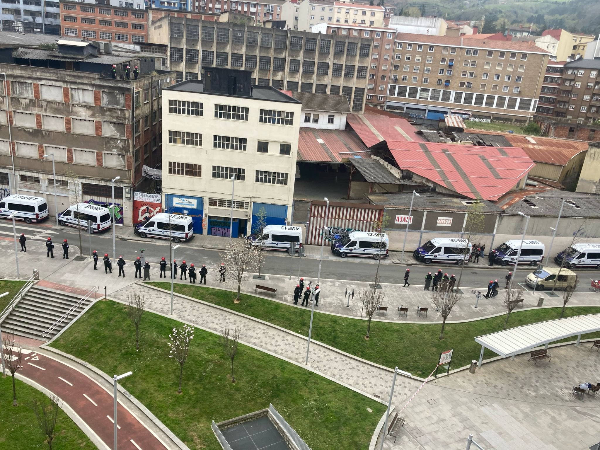 Ertzaintzaren furgoneta ugari Bilboko Etxarri II gaztetxera joan dira gaur arratsaldean. ETXARRI II GAZTETXEA