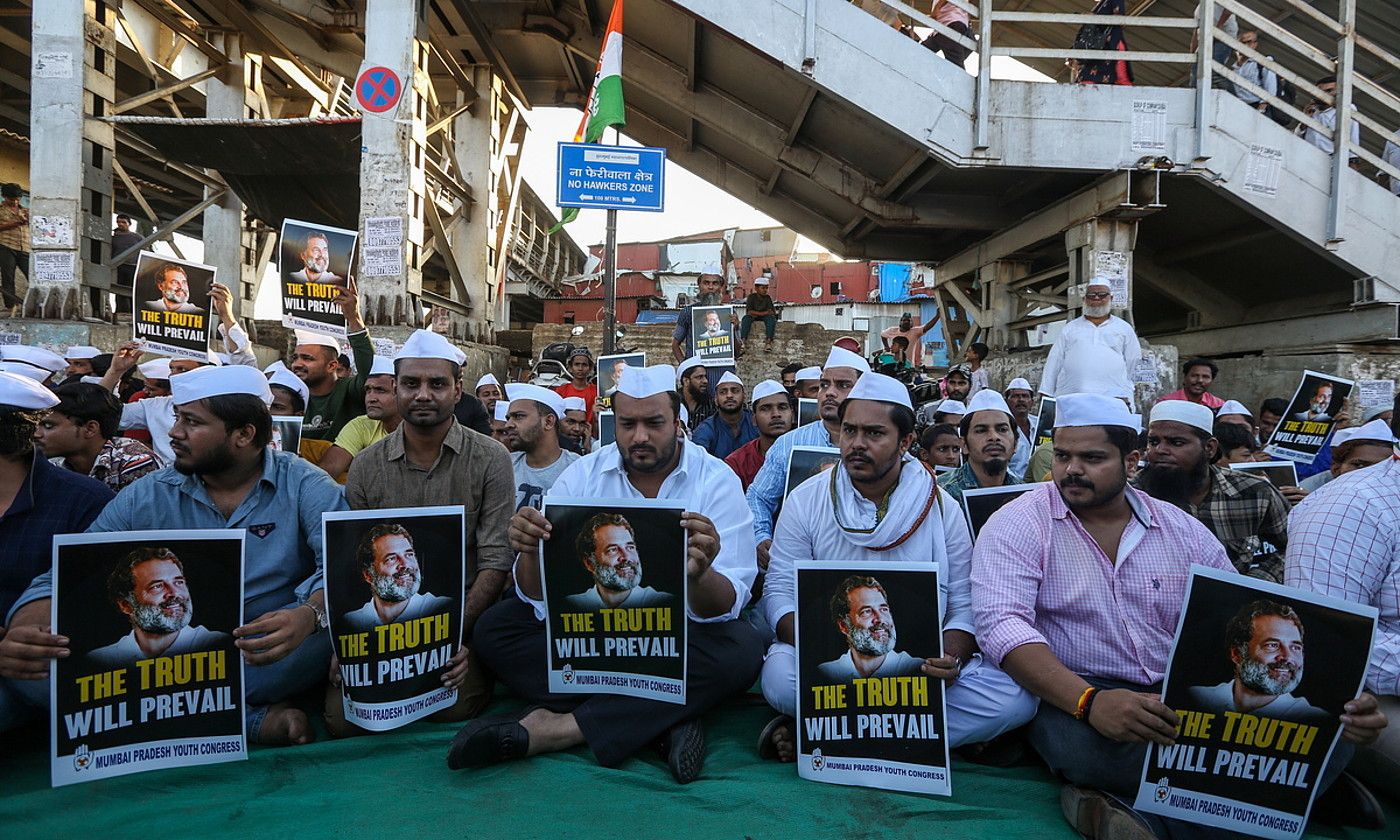 Rahul Gandhiren aldeko protesta isila, atzo, Mumbain. DIVYAKANT SOLANKI / EFE.