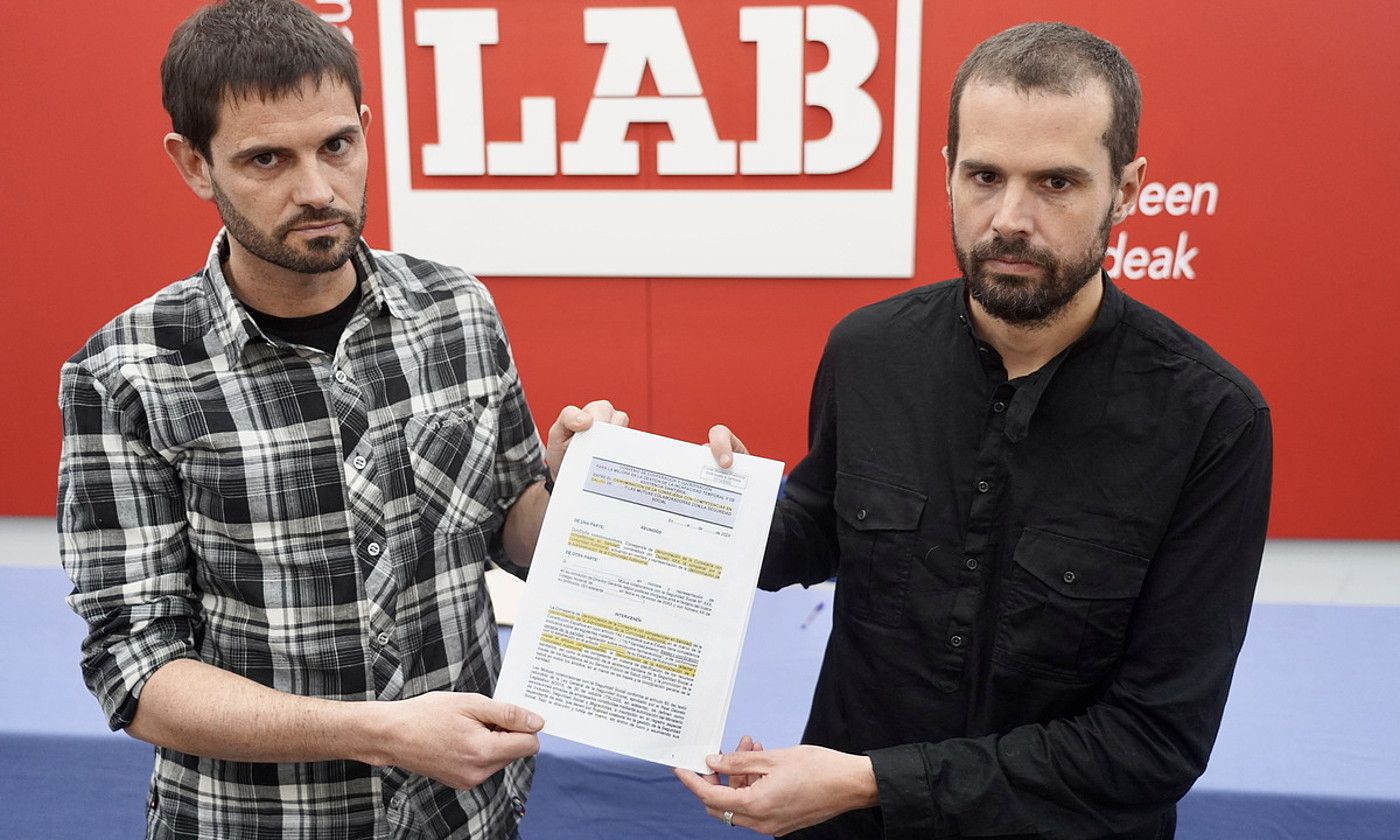 Inko Iriarte LABeko lan osasuneko arduraduna eta Igor Arroyo sindikatuko koordinatzaile nagusia, AMATen eskaintza zirriborroarekin. MONIKA DEL VALLE / FOKU. Inko Iriarte LABeko lan osasuneko arduraduna eta Igor Arroyo sindikatuko koordinatzaile nagusia, AMATen eskaintza zirriborroarekin. MONIKA DEL VALLE / FOKU.