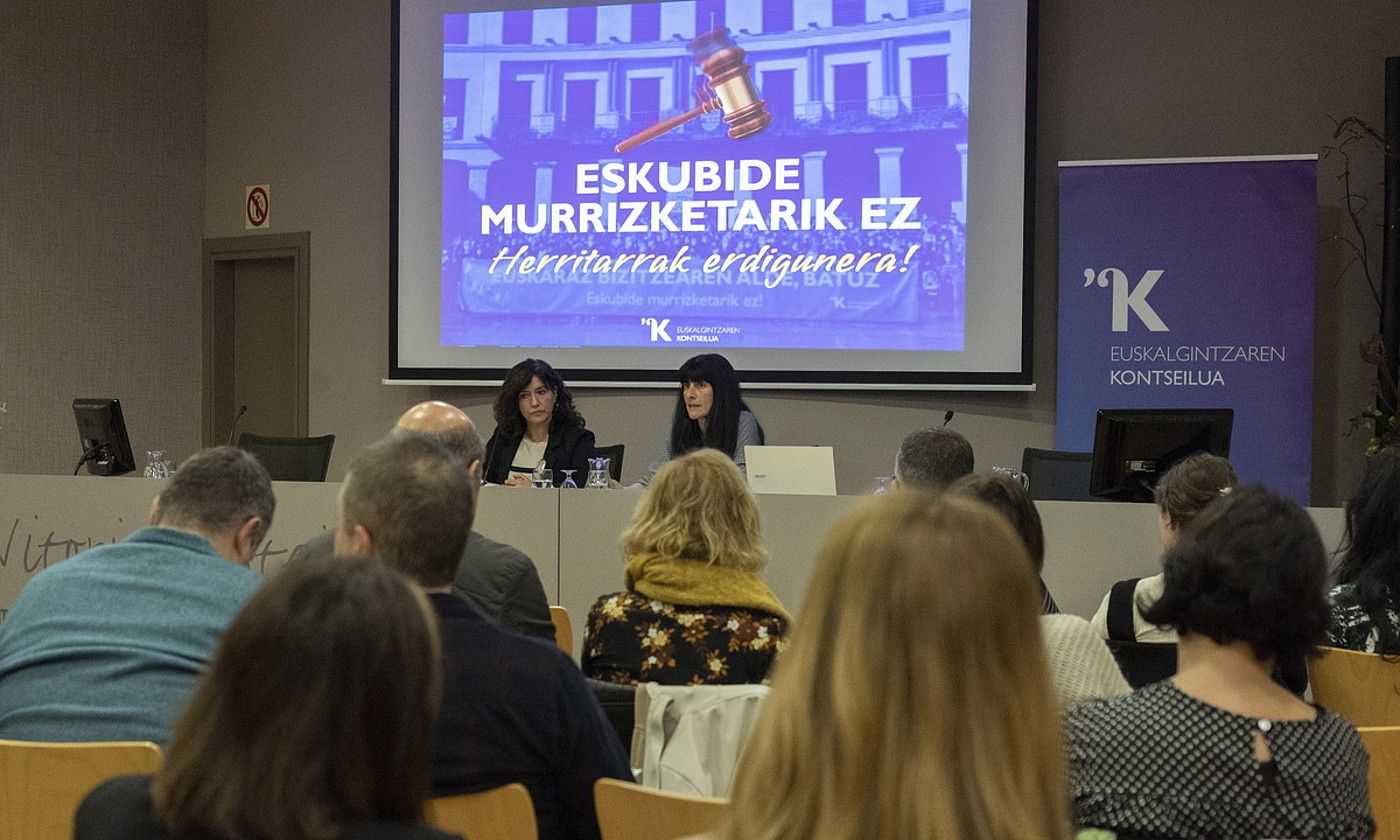 Idurre Eskisabel Euskalgintzaren Kontseiluko idazkari nagusia eta Alizia Iribarren Kontseiluko lehendakari eta AEK-ko koordinatzailea, atzo, Gasteizen. RAUL BOGAJO / FOKU. Idurre Eskisabel Euskalgintzaren Kontseiluko idazkari nagusia eta Alizia Iribarren Kontseiluko lehendakari eta AEK-ko koordinatzailea, atzo, Gasteizen. RAUL BOGAJO / FOKU.