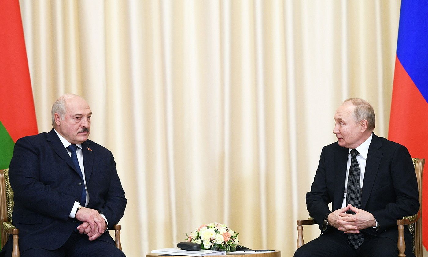 Aleksandr Lukaxenko Bielorrusiako presidentea eta Vladimir Putin Errusiakoa, joan den otsailean, Moskun egin zuten bilera batean. VLADIMIR ASTAPKOVICH / EFE.