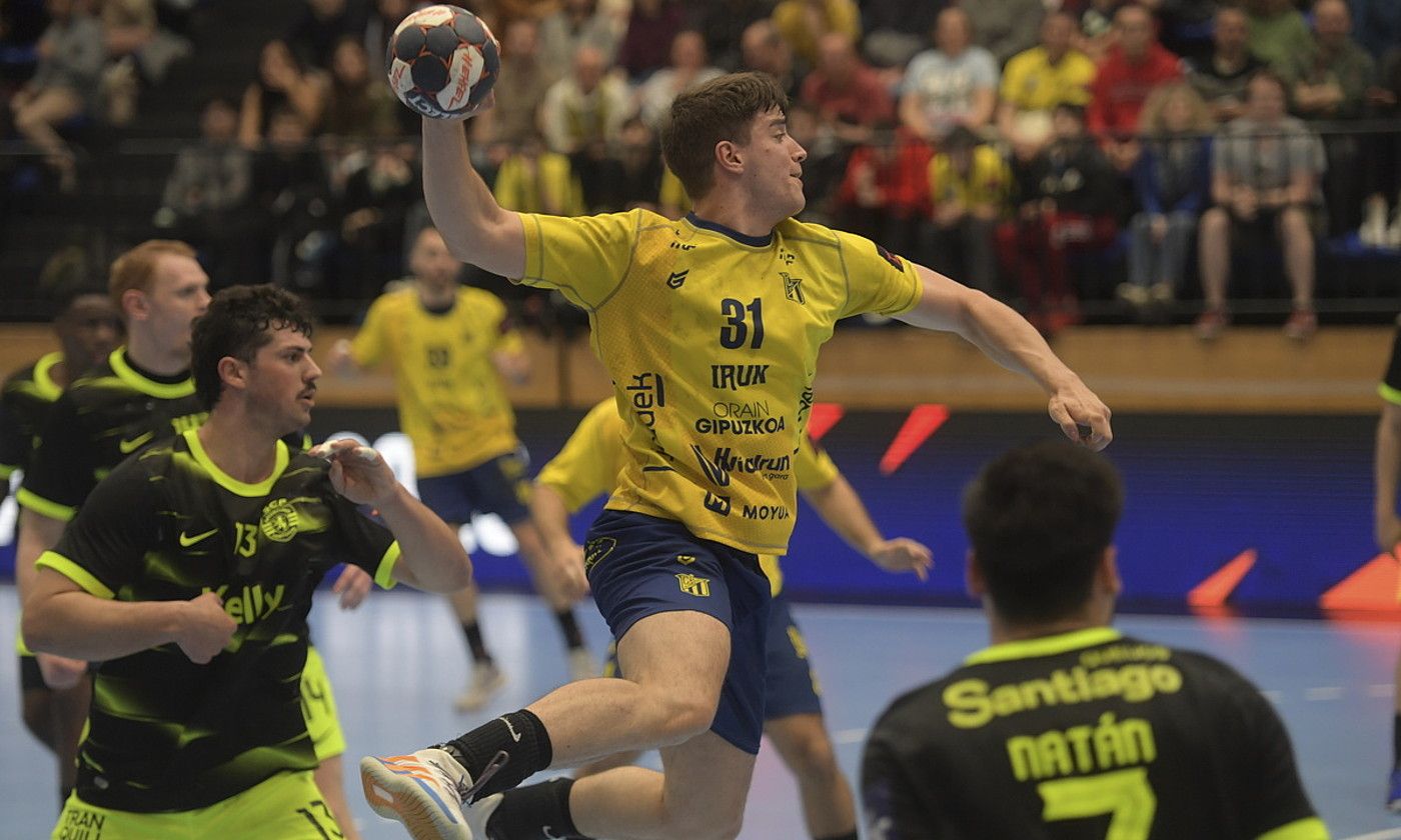 Gorka Nieto iragan asteartean, Sportingen aurkako neurketan, jaurtiketa bat egiten. JON URBE / FOKU. Gorka Nieto iragan asteartean, Sportingen aurkako neurketan, jaurtiketa bat egiten. JON URBE / FOKU.