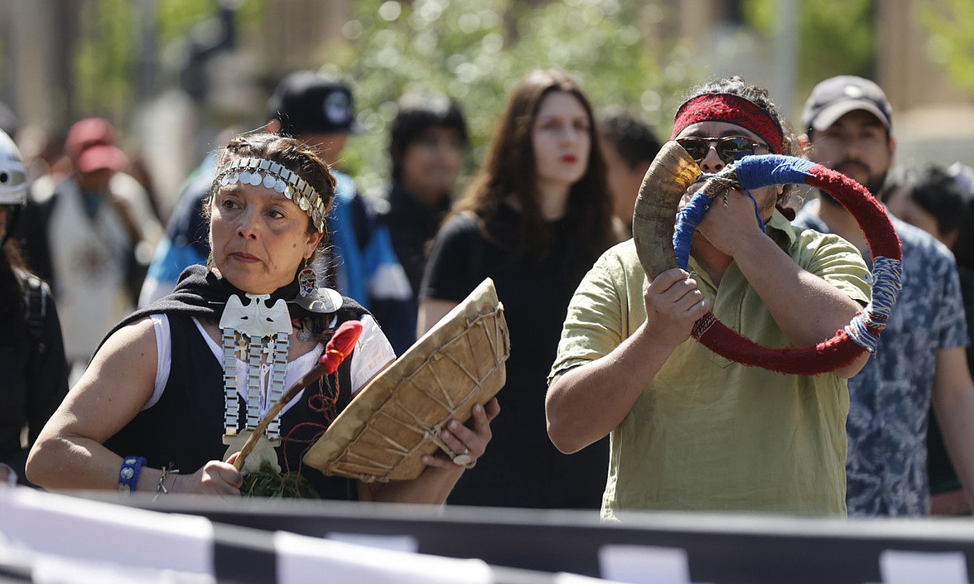 Bi herritar maputxe instrumentu tradizionalak jotzen, iazko urriko manifestazio batean, Santiagon. ELVIS GONZALEZ / EFE.