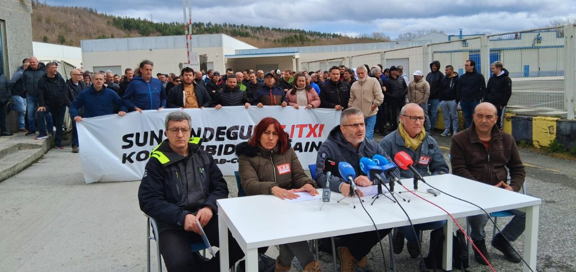 Sunsundeguiko langileen batzordea, gaur, Altsasun, fabrika aurrean. UGT