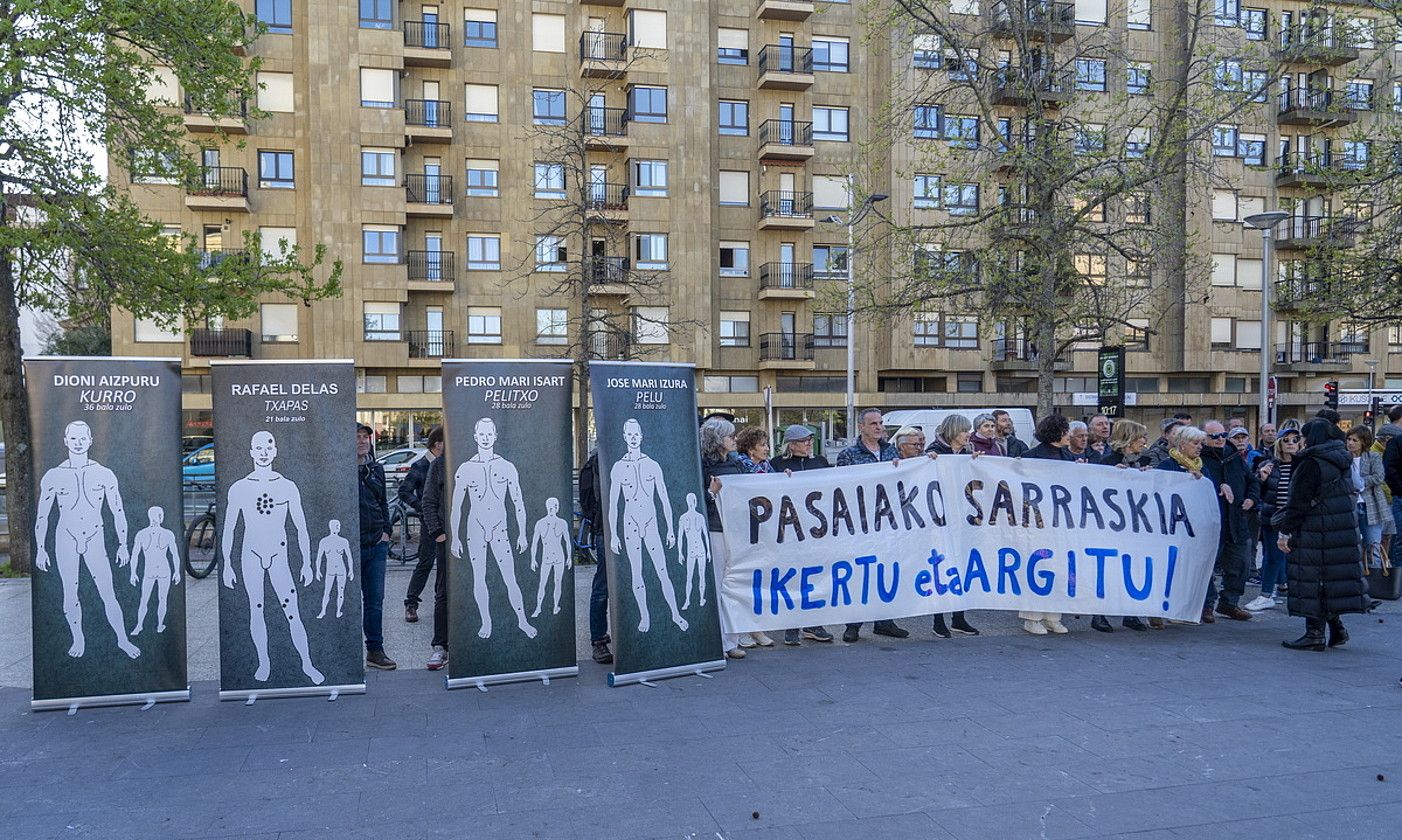 Pasaiako sarraskiko biktimen senideen elkarretaratzea, atzo, Donostiako epaitegietako atarian. GORKA RUBIO / FOKU.