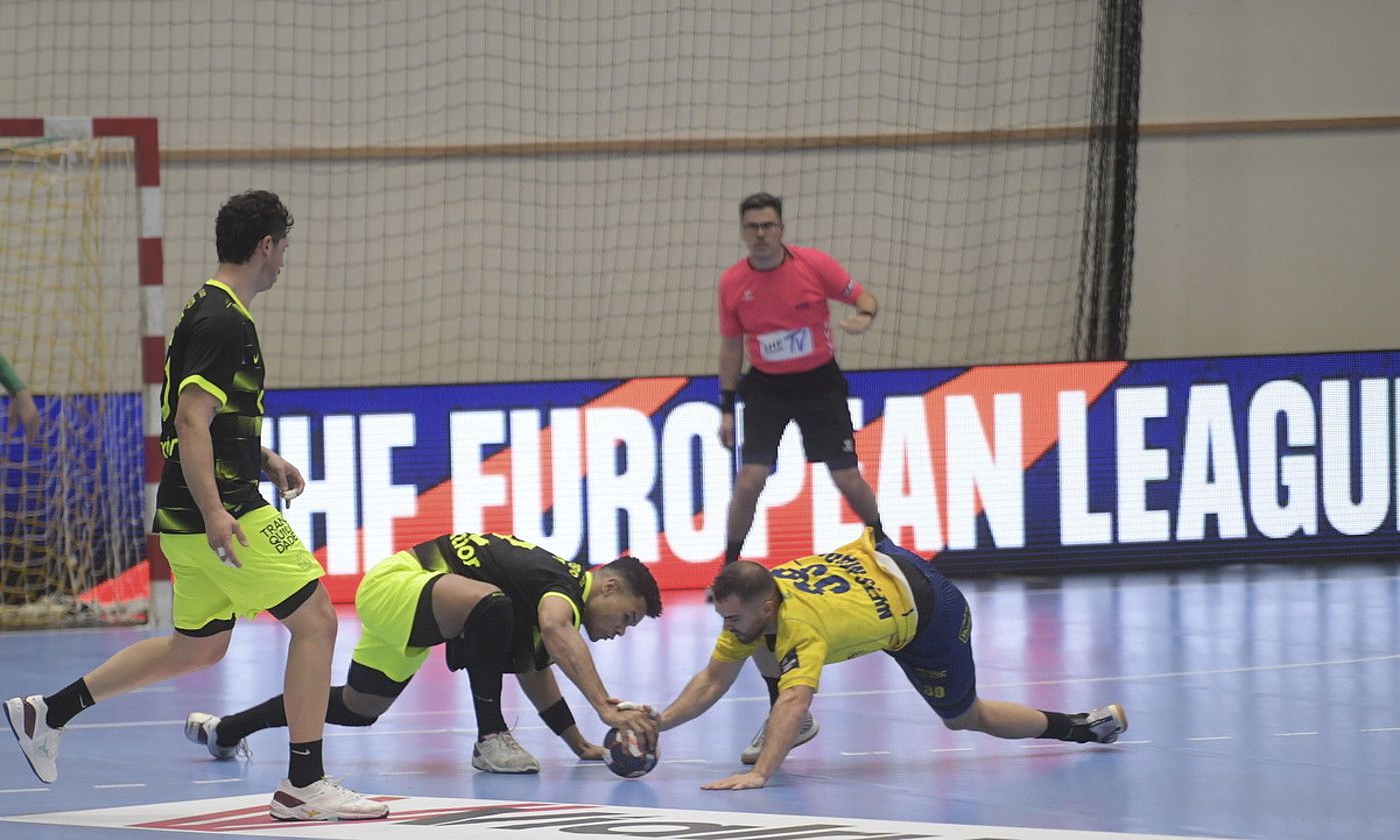 Bidasoako eta Sportingeko jokalariak, lehian, joaneko norgehiagokan. JON URBE / FOKU. Bidasoako eta Sportingeko jokalariak, lehian, joaneko norgehiagokan. JON URBE / FOKU.