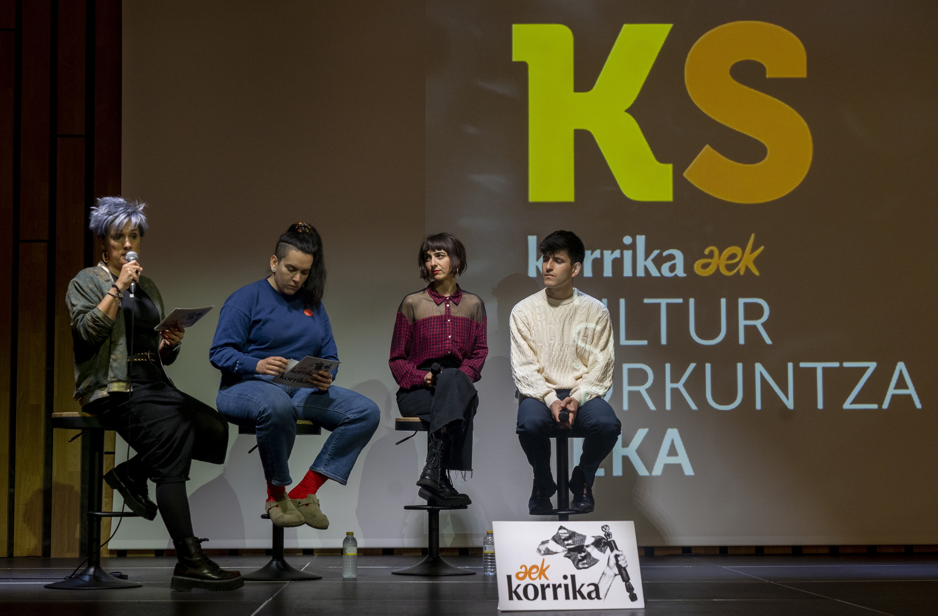 AEK-ko arduradunak eta 'Kaka' proiektuko aktoreak, gaur, Izaskun Arrue kulturgunean. RAUL BOGAJO / FOKU
