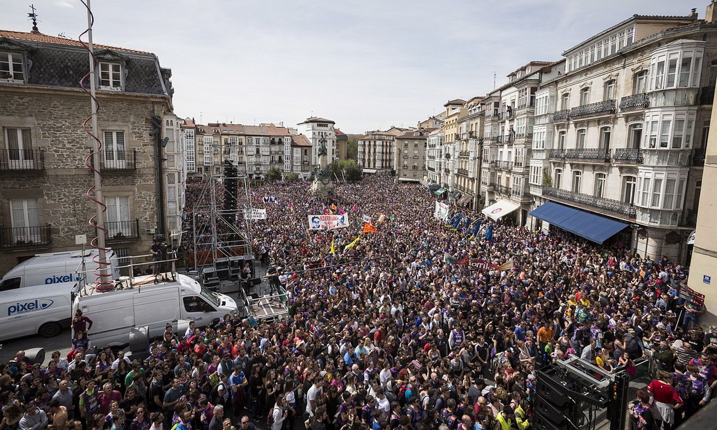 Gasteiz jendez beteta, 2019an, Korrikaren amaieran. ENDIKA PORTILLO / FOKU.