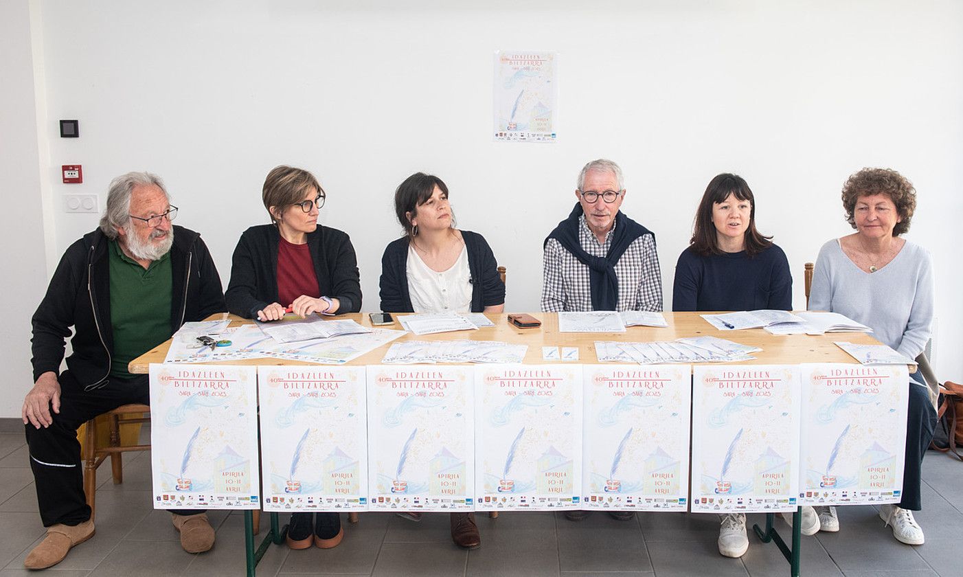 Saran bertan aurkeztu zuten, atzo, Idazleen Biltzarra. GUILLAUME FAUVEAU. Saran bertan aurkeztu zuten, atzo, Idazleen Biltzarra. GUILLAUME FAUVEAU.