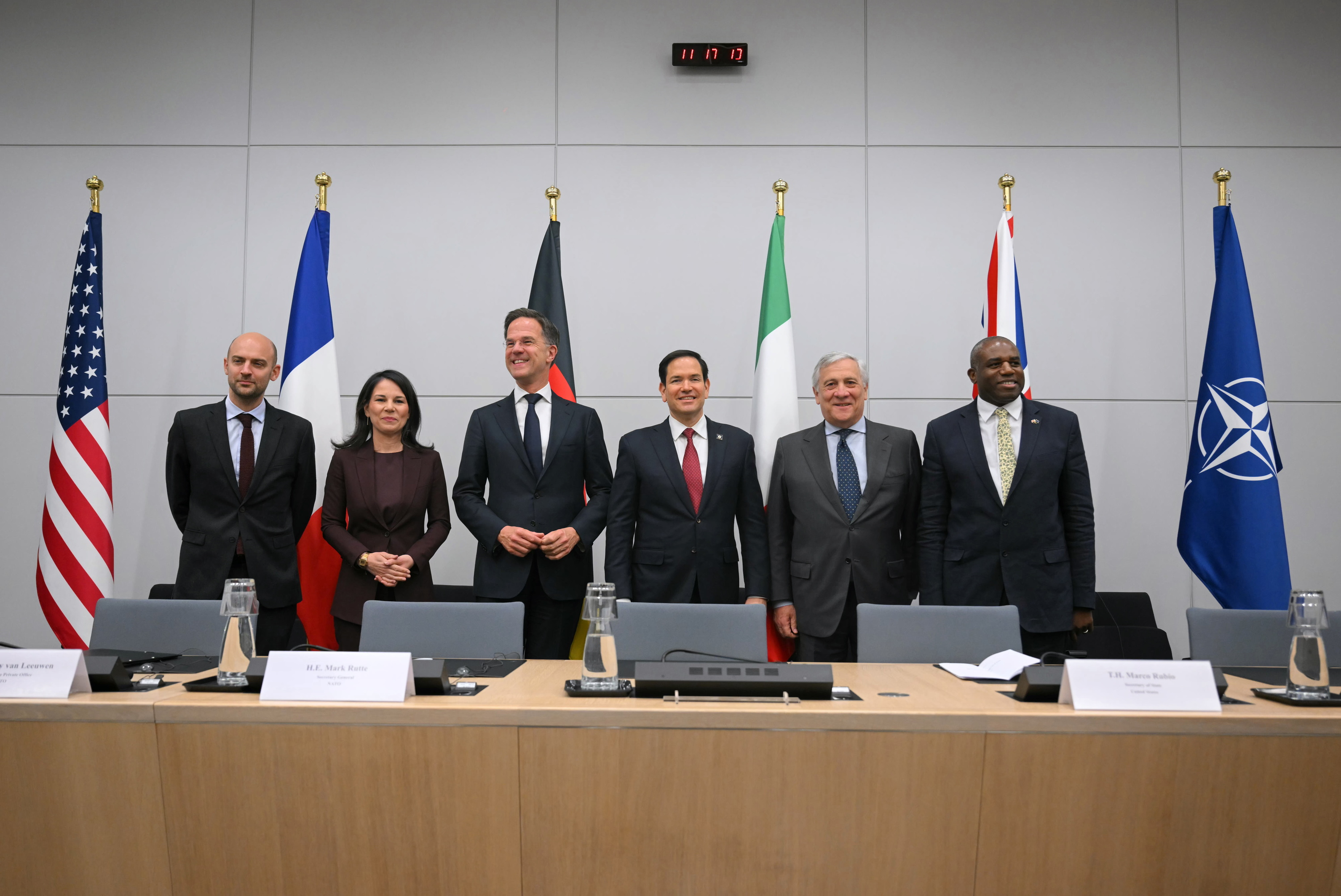  Jean-Noel Barrot, Annalena Baerbock, Mark Rutte, Marco Rubio, Antonio Tajani eta David Lammy, hurrenez hurren, gaur Bruselan.  NICOLAS TUCAT / EFE